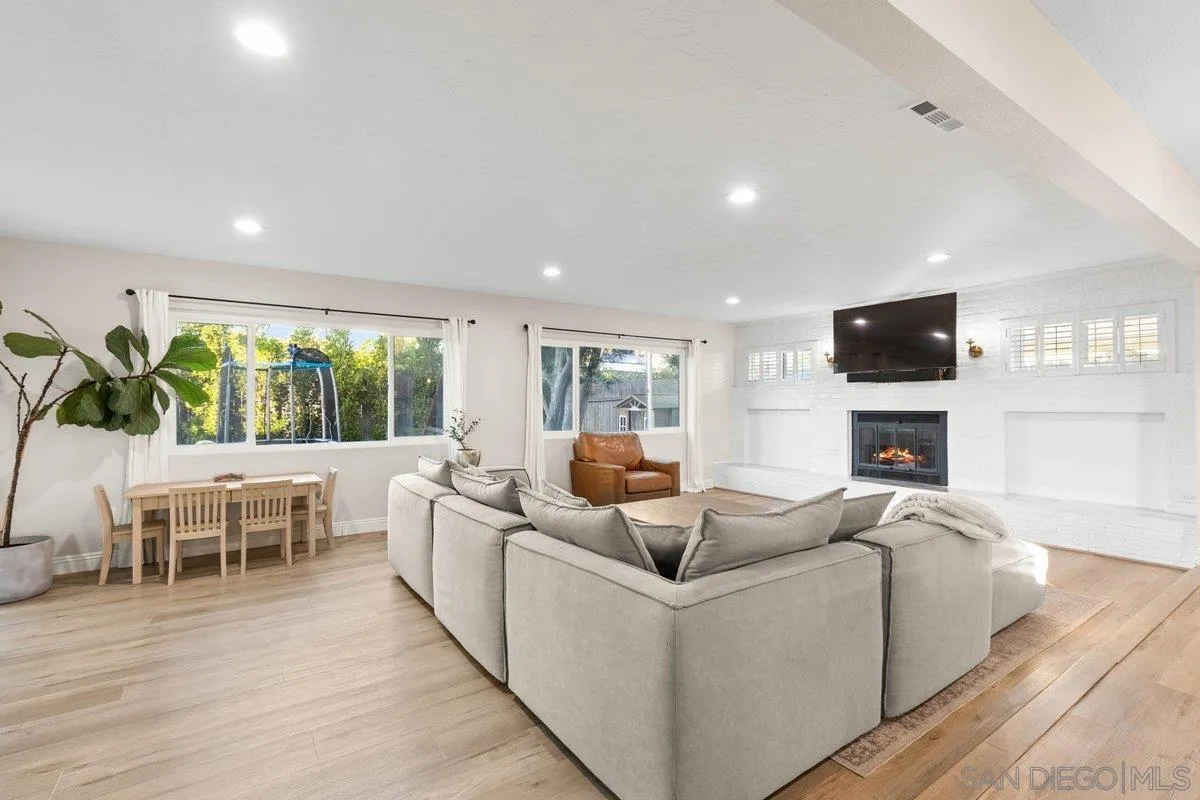 https://cdn.realtyfeed.com/cdn/127/250041134/78fd638cd1350a1c13b9f2d5d3a3d81e.webp