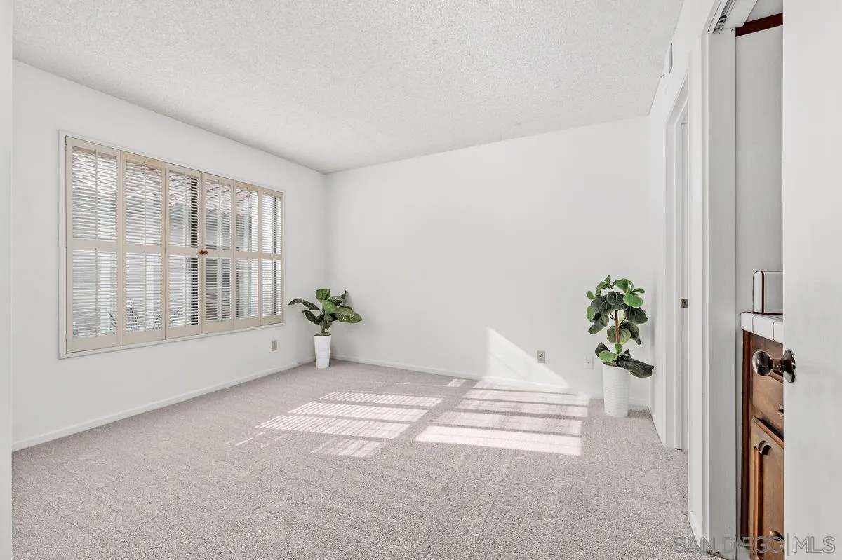 https://cdn.realtyfeed.com/cdn/127/250041136/1660a1d38e7847aadf11c646f621f36a.webp