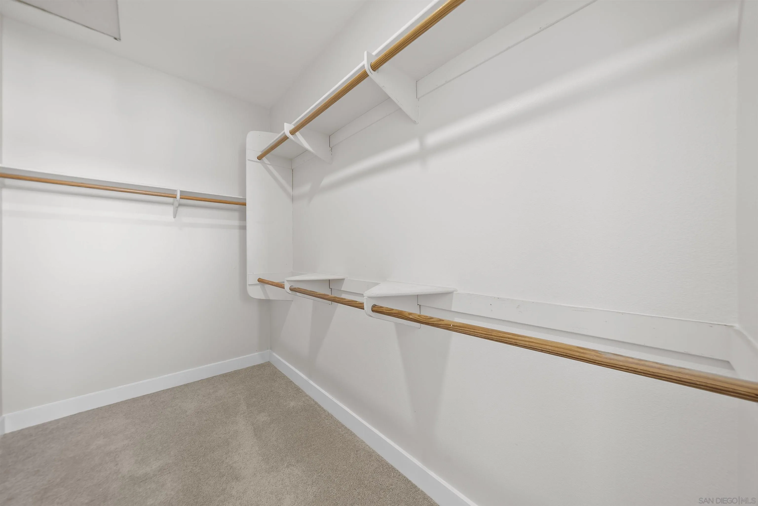 https://cdn.realtyfeed.com/cdn/127/250041153/cecc44f32c15909c3d0f93f9f68e28bb.webp