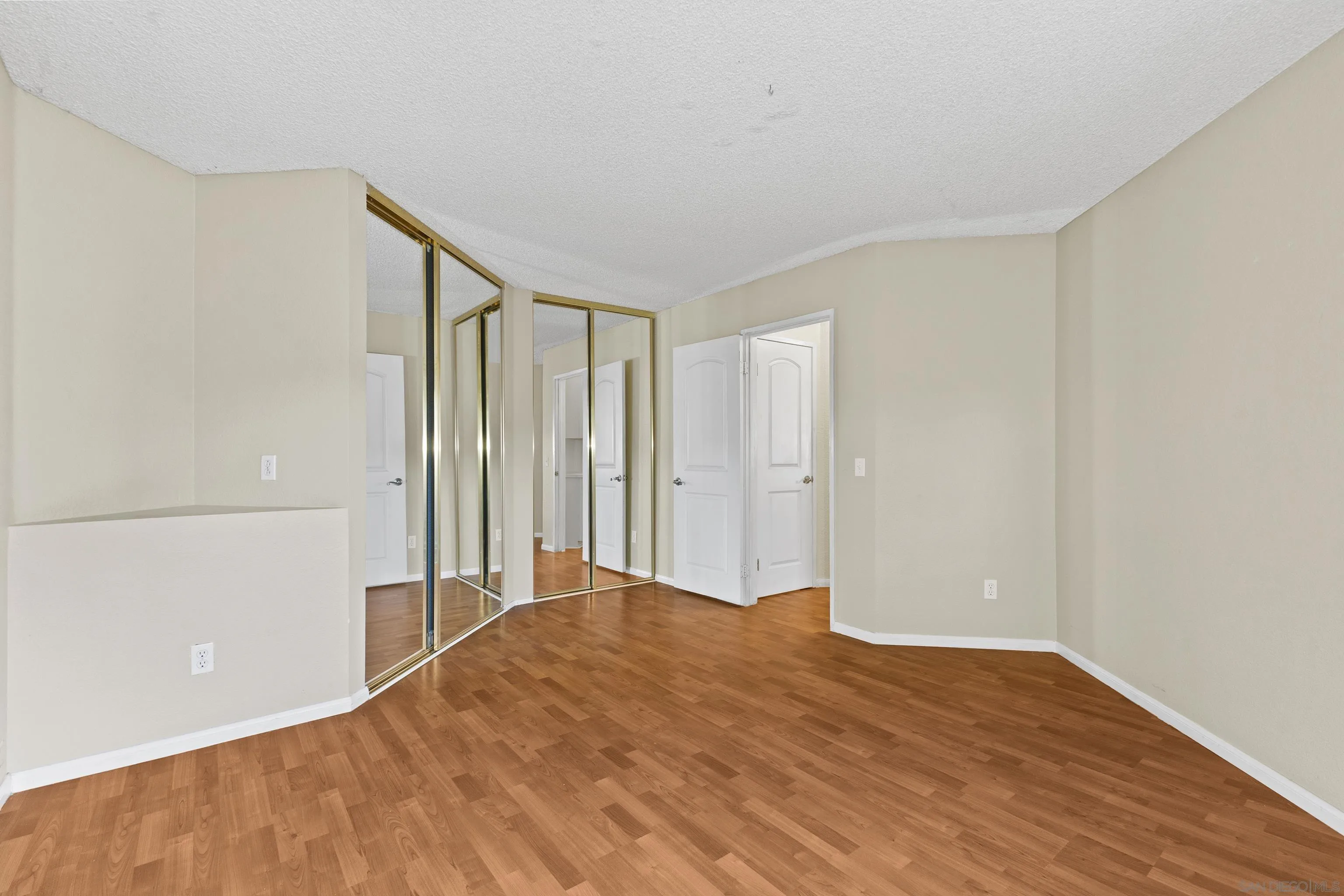 https://cdn.realtyfeed.com/cdn/127/250041180/1e83c9bed2b67e1ab14975acd72e5e1c.webp