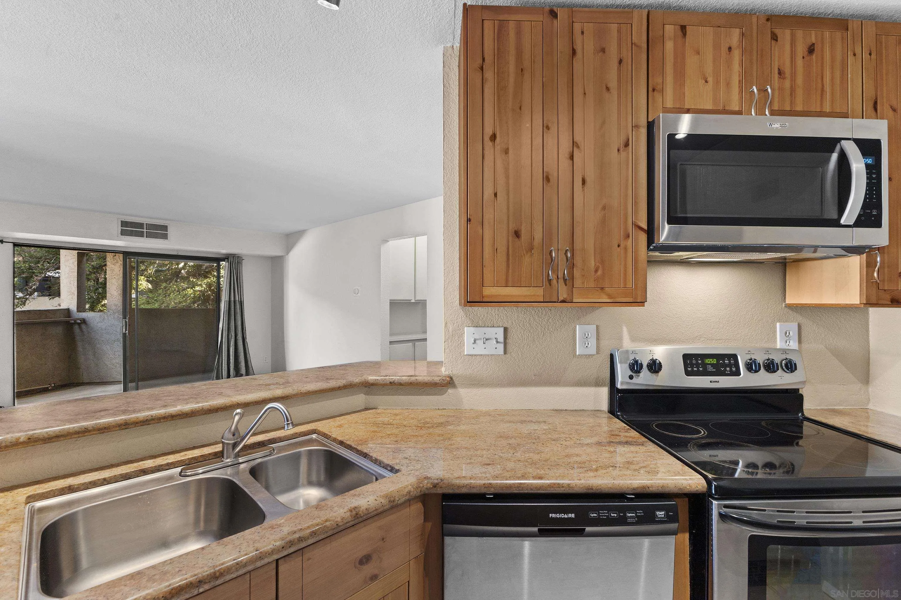 https://cdn.realtyfeed.com/cdn/127/250041180/b16e3959bc800e01ea0ea813257b79b0.webp