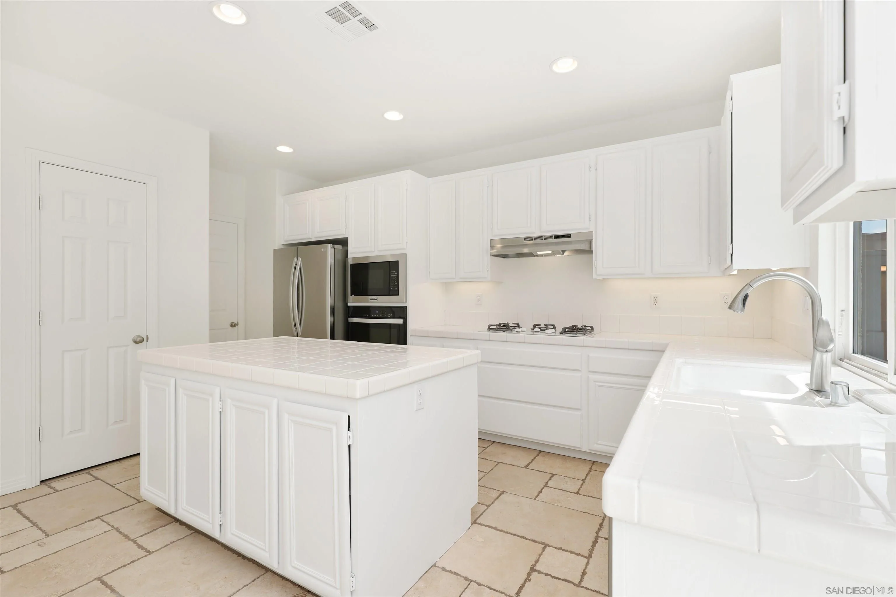 https://cdn.realtyfeed.com/cdn/127/250041181/ae561c53a3b8e536826b0801d3e903df.webp