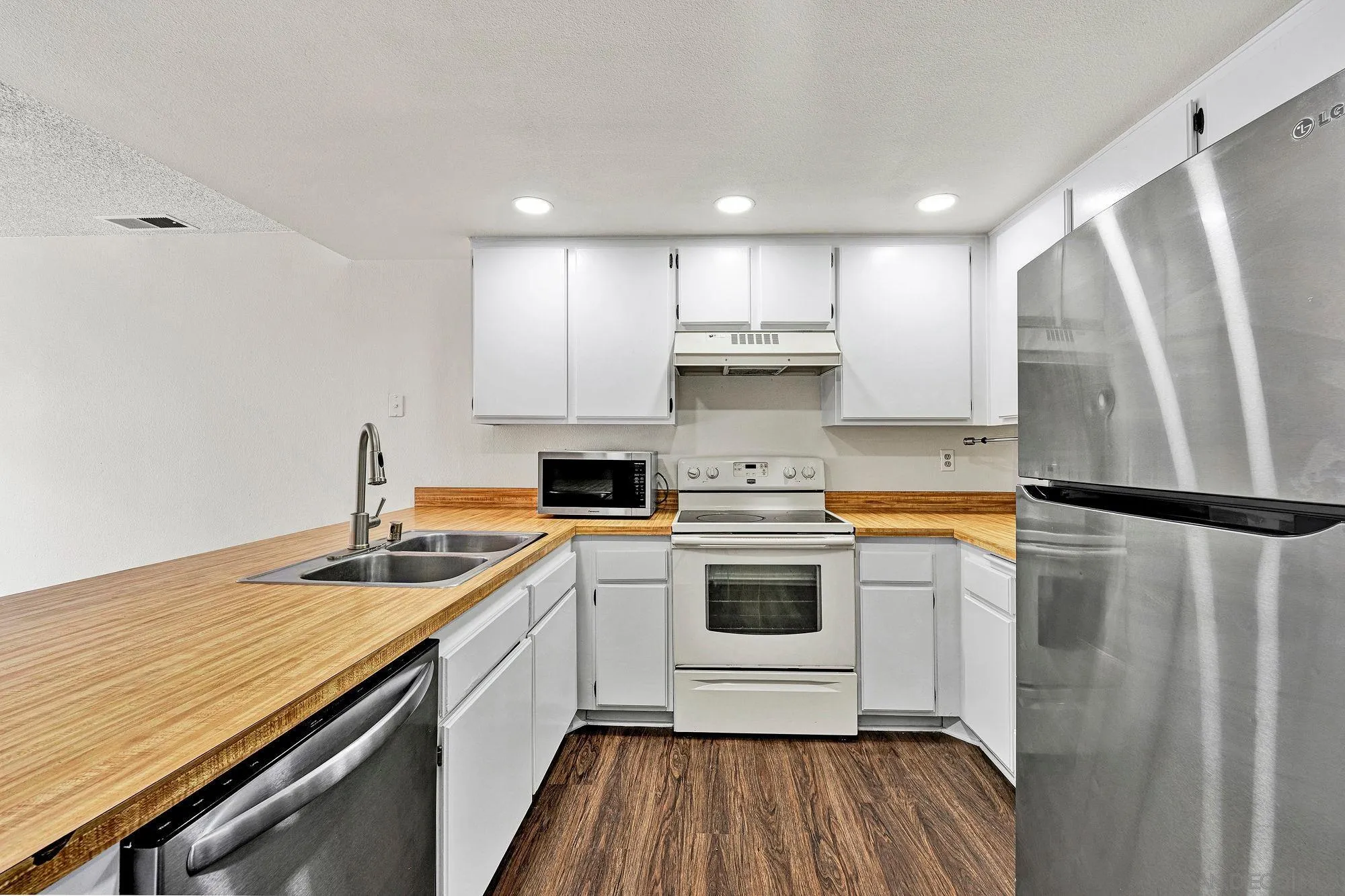 https://cdn.realtyfeed.com/cdn/127/250041190/d6472e3ae2a634cad4ab52ea0b90467f.webp