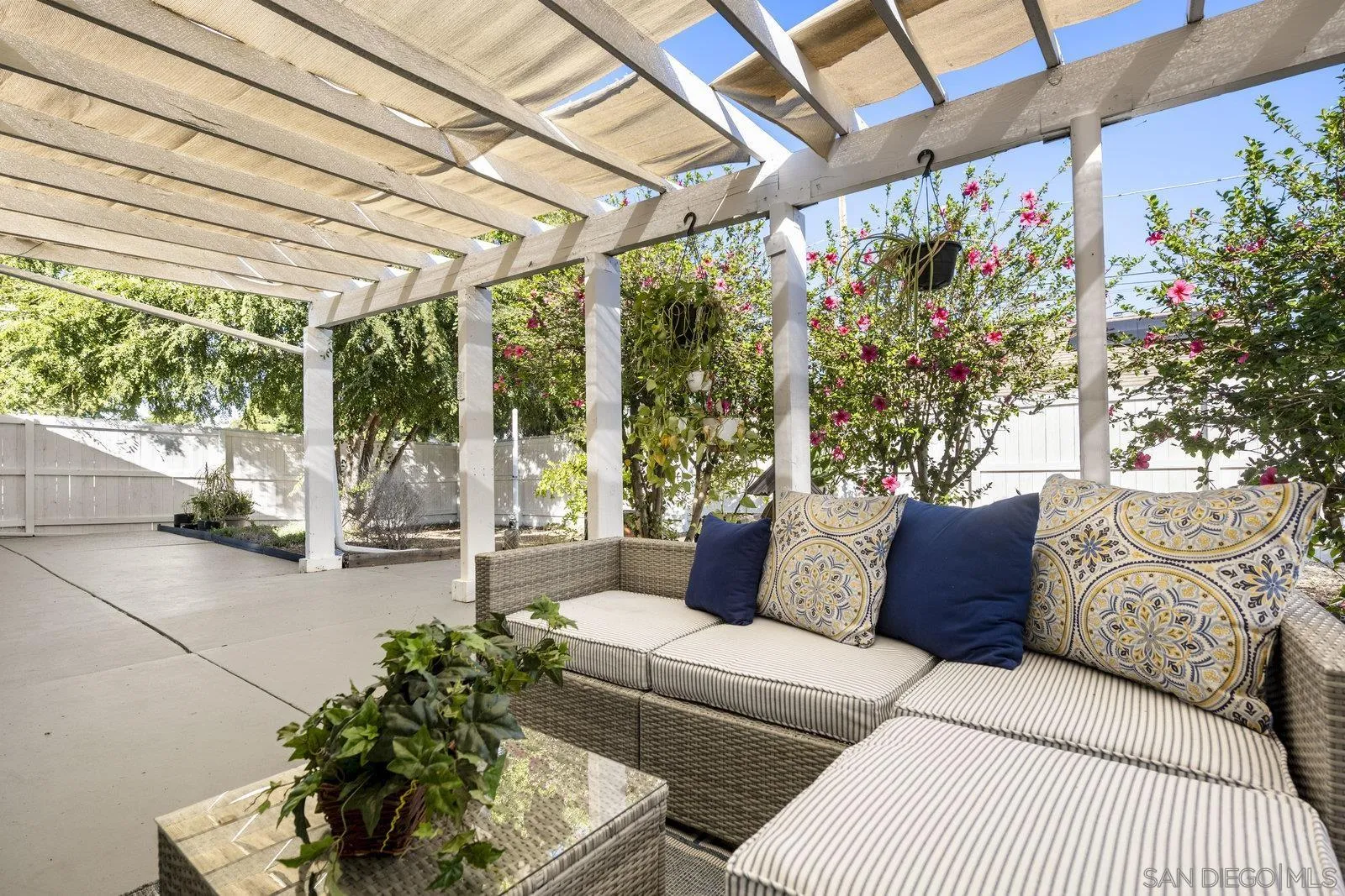 https://cdn.realtyfeed.com/cdn/127/250041196/2b2f199abcea0956c024188b0f4e24a1.webp