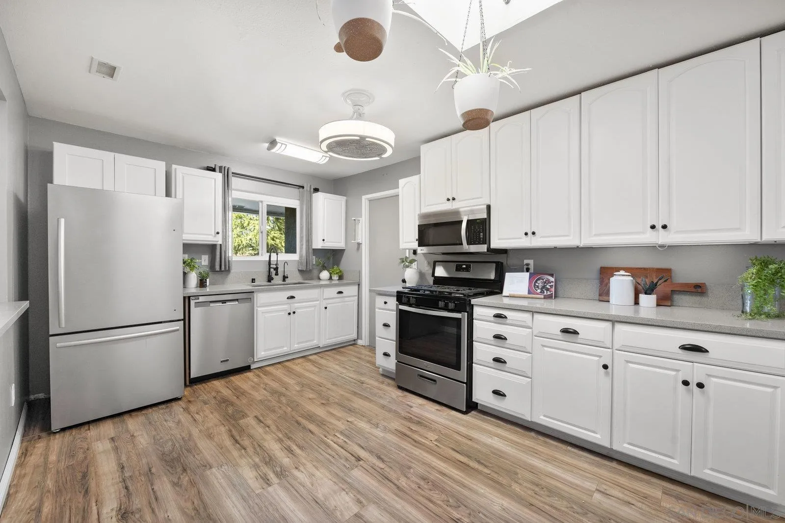 https://cdn.realtyfeed.com/cdn/127/250041196/67fabeaa7bf5b36c5df060599cd2f412.webp
