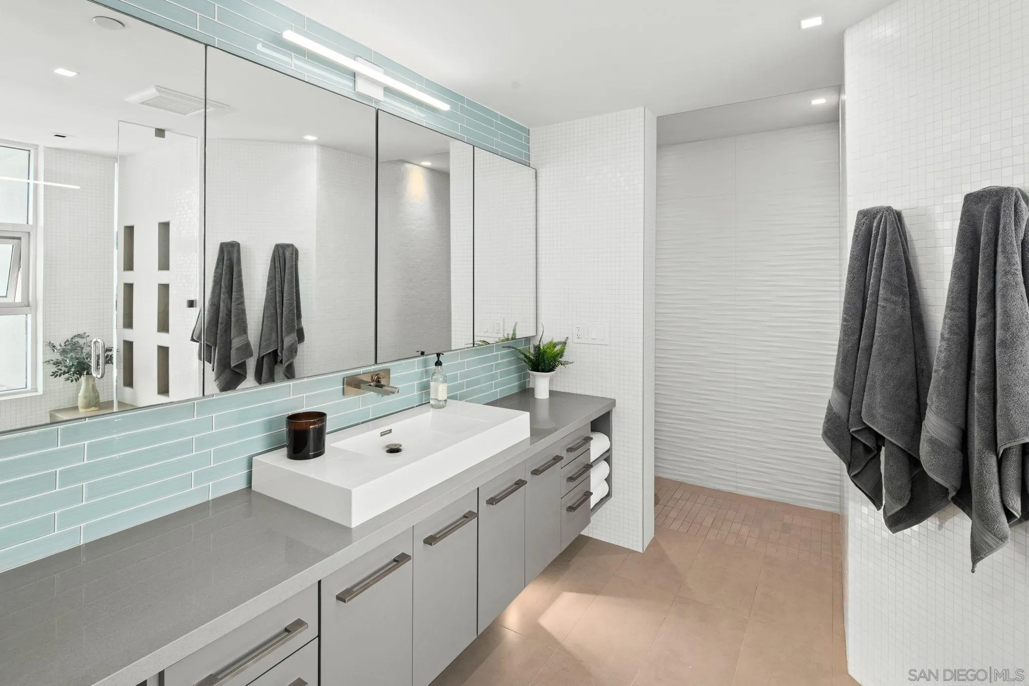 https://cdn.realtyfeed.com/cdn/127/250041206/ff7eabf76fe49f21f9da5a07611cd41b.webp