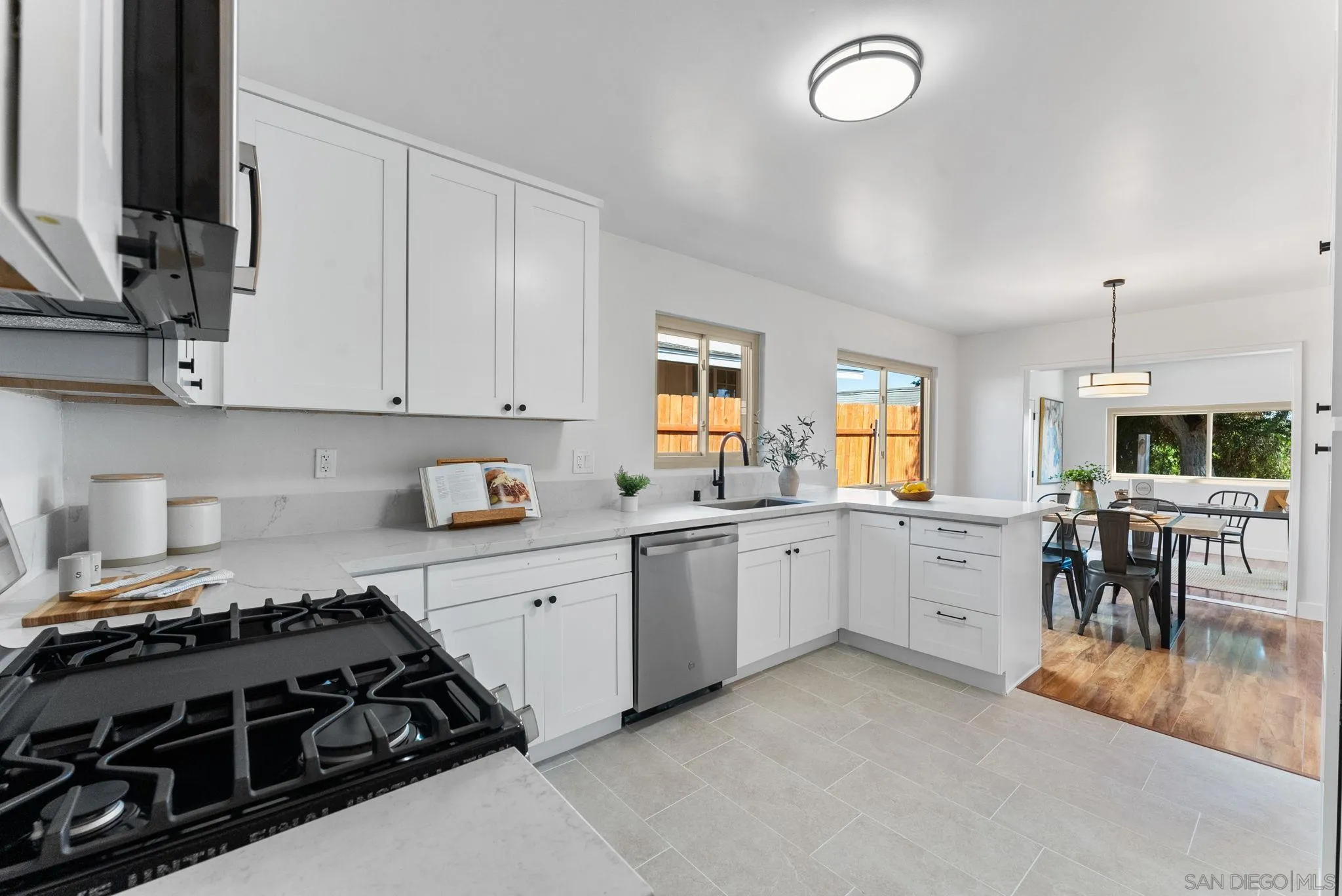 https://cdn.realtyfeed.com/cdn/127/250041215/d200bfb38107d370e29b3d60027a1d04.webp
