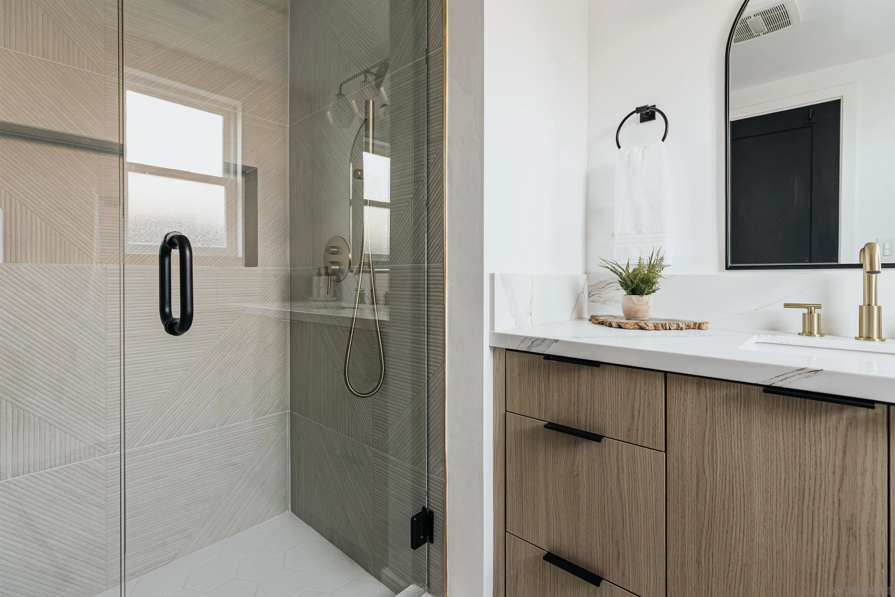 https://cdn.realtyfeed.com/cdn/127/250041216/524fb8f80af1f182b56a4f4da8c2d2e8.webp