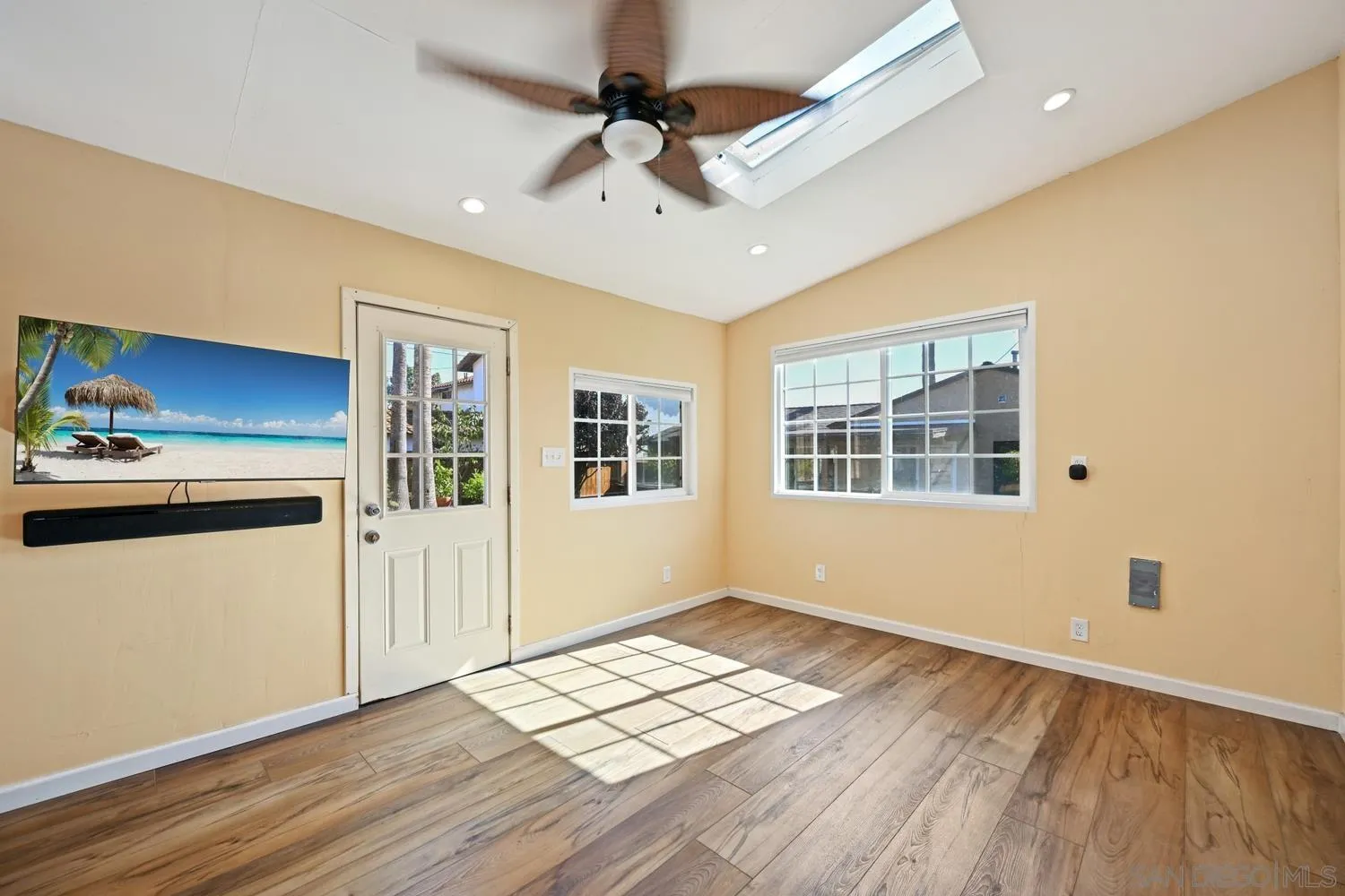 https://cdn.realtyfeed.com/cdn/127/250041243/857533bbe13b9a5755f4109de434da7f.webp