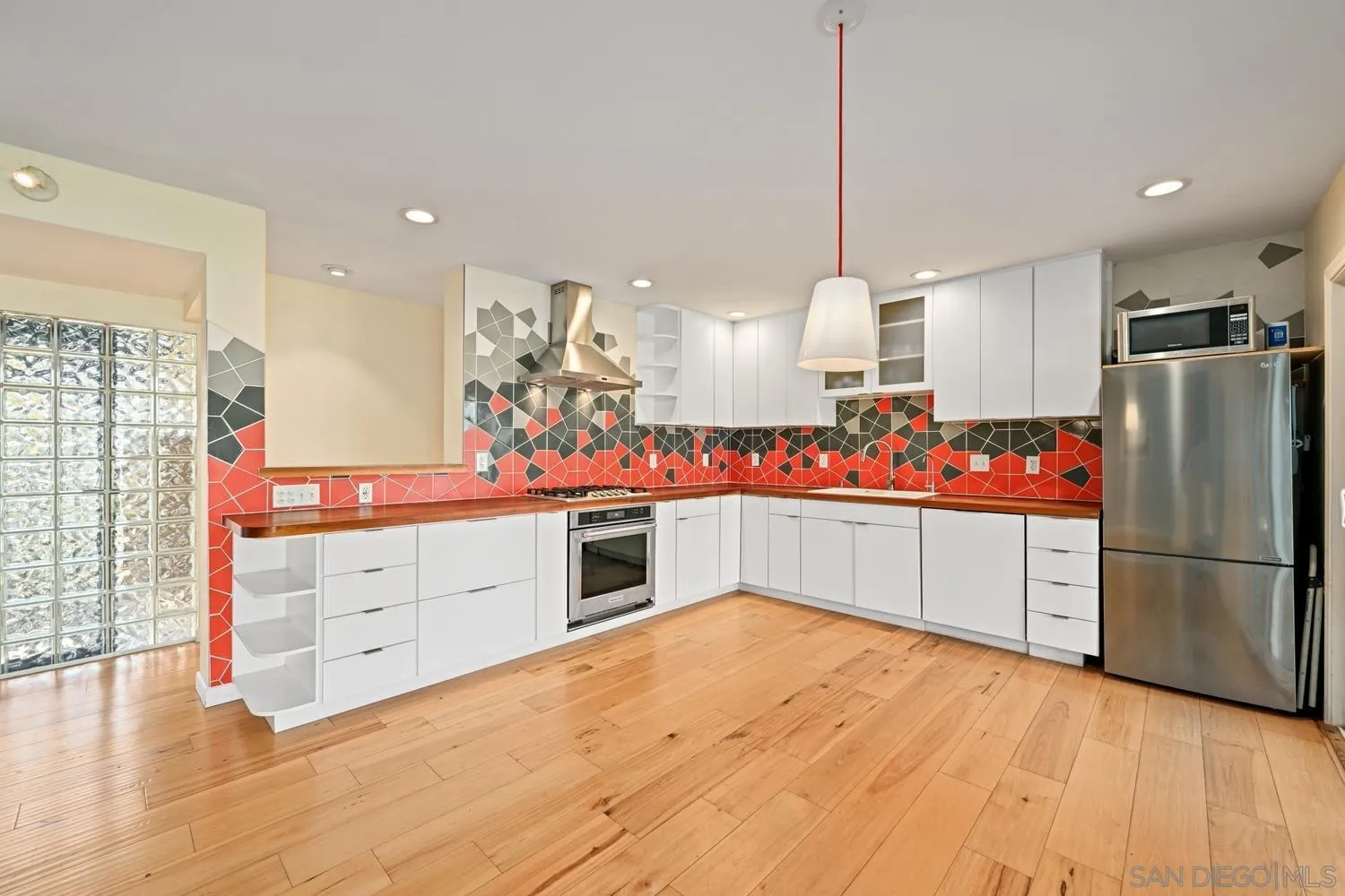 https://cdn.realtyfeed.com/cdn/127/250041243/bf9888af34d14d7192b318cb11f7b71e.webp
