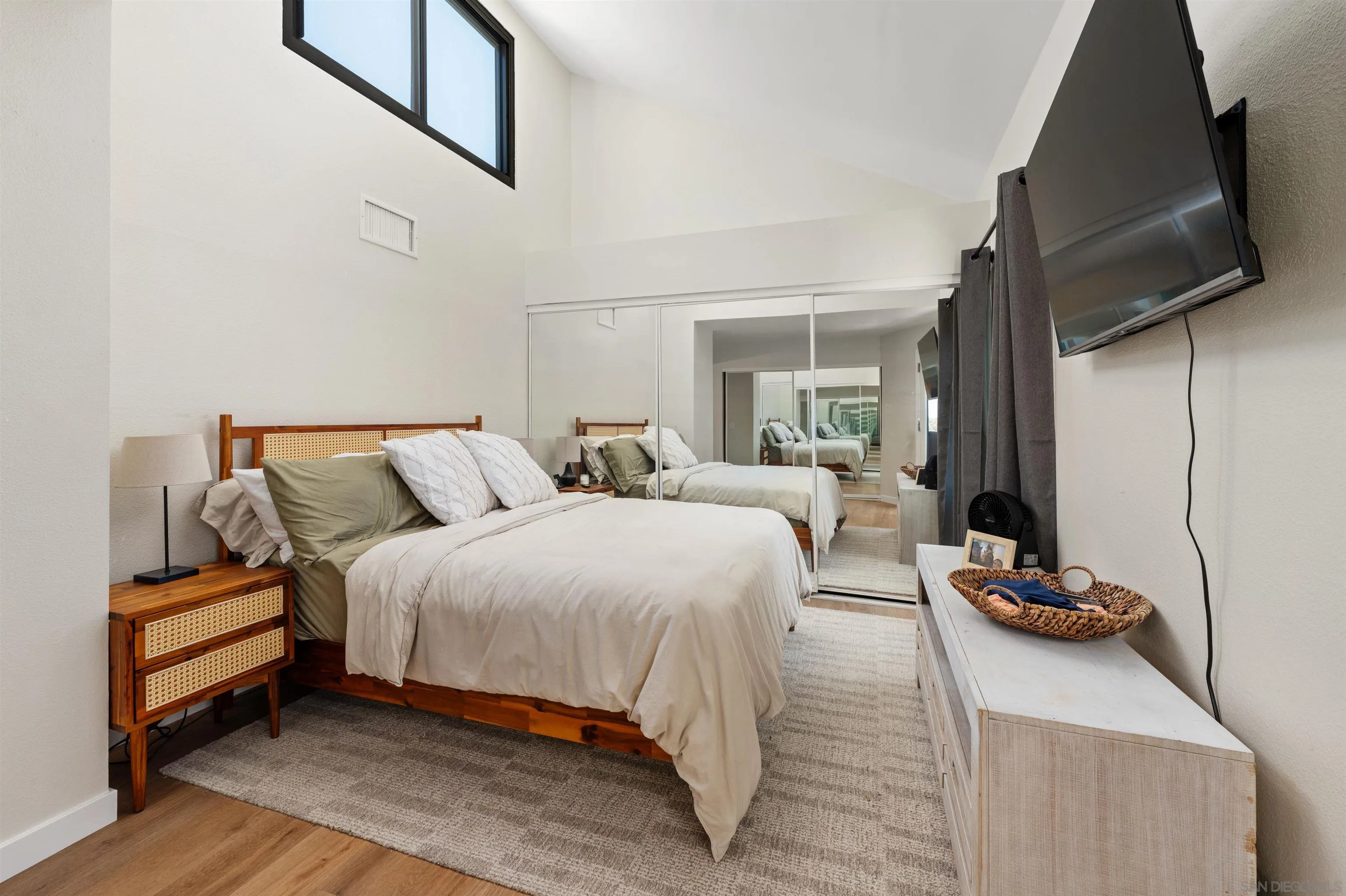 https://cdn.realtyfeed.com/cdn/127/250041267/7be8cad0dcaa0cbe2ea979b3779f36c4.webp