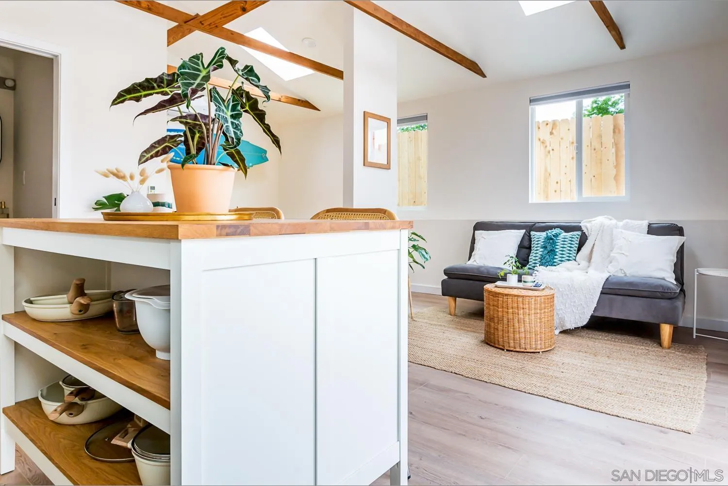 https://cdn.realtyfeed.com/cdn/127/250041273/4ea06b03873bad64417c1406cb603488.webp