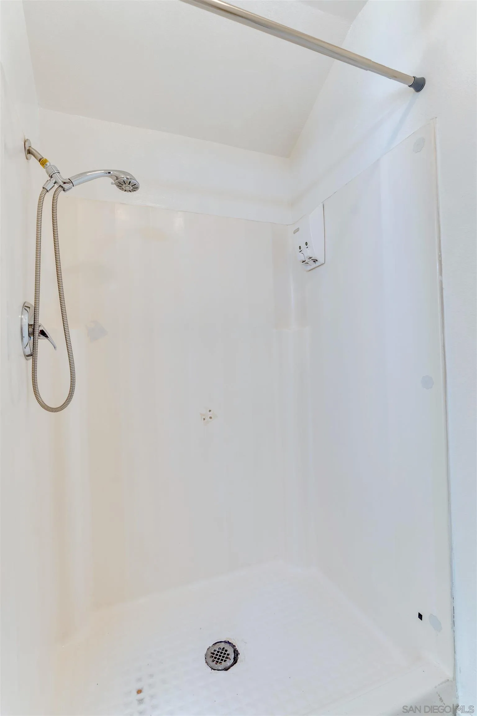 https://cdn.realtyfeed.com/cdn/127/250041290/f70221cfb506e30cf5a444020ec4059c.webp
