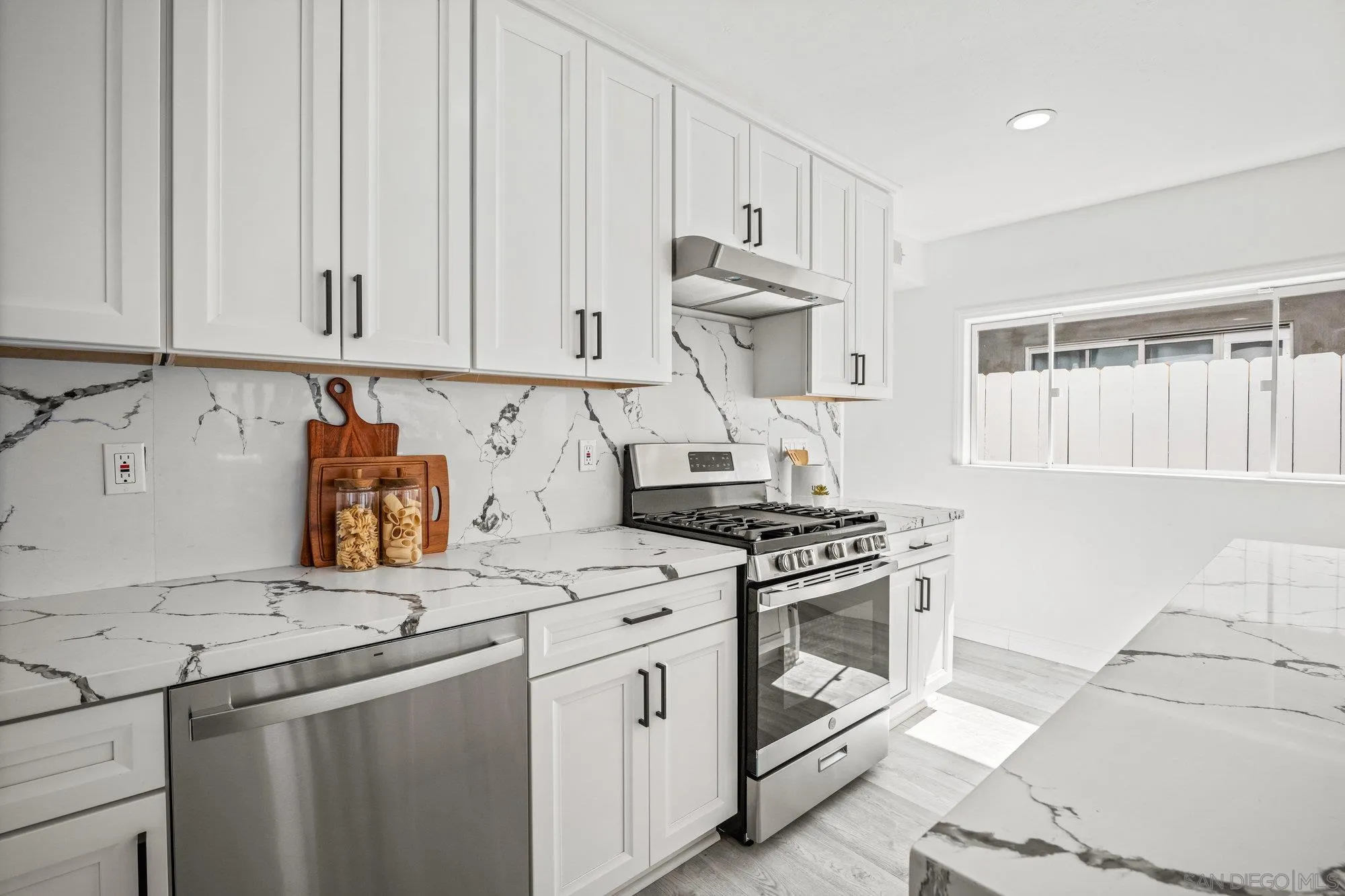 https://cdn.realtyfeed.com/cdn/127/250041295/c5e3586dec7f4be9790449cbf9e01b73.webp