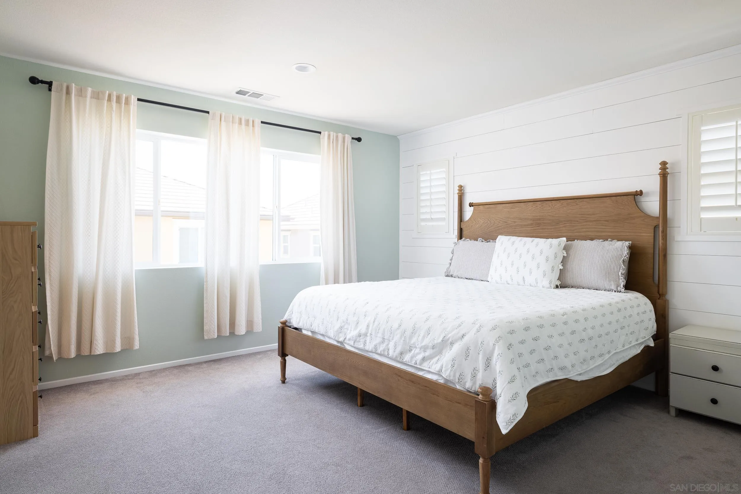 https://cdn.realtyfeed.com/cdn/127/250041301/f4eae94149a23c4f46af21854d468d21.webp
