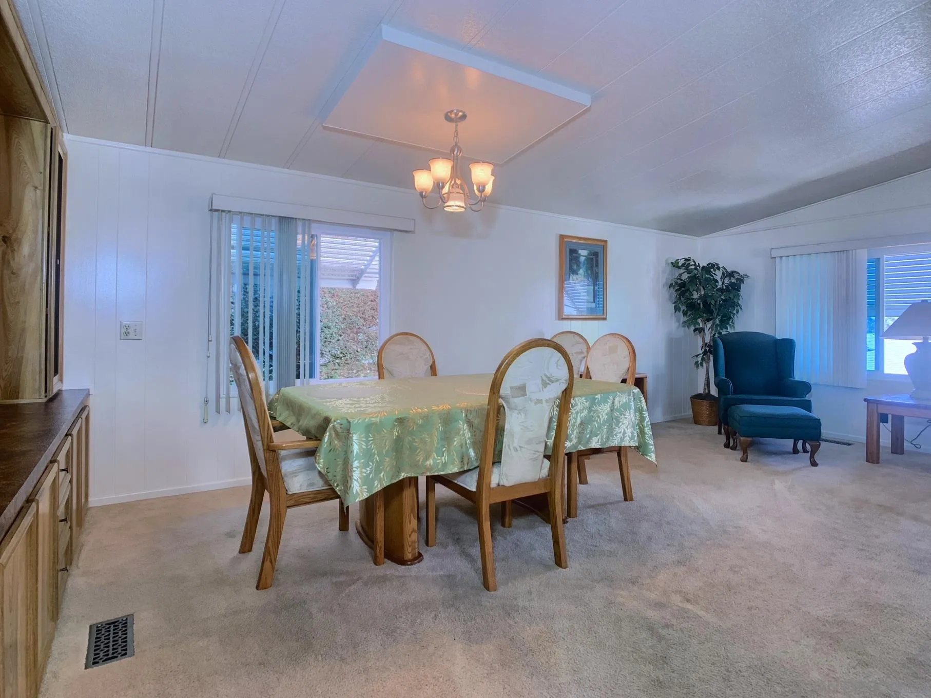 https://cdn.realtyfeed.com/cdn/127/250041309/2eea05b2e9f84125a862f12e4f46fb7a.webp