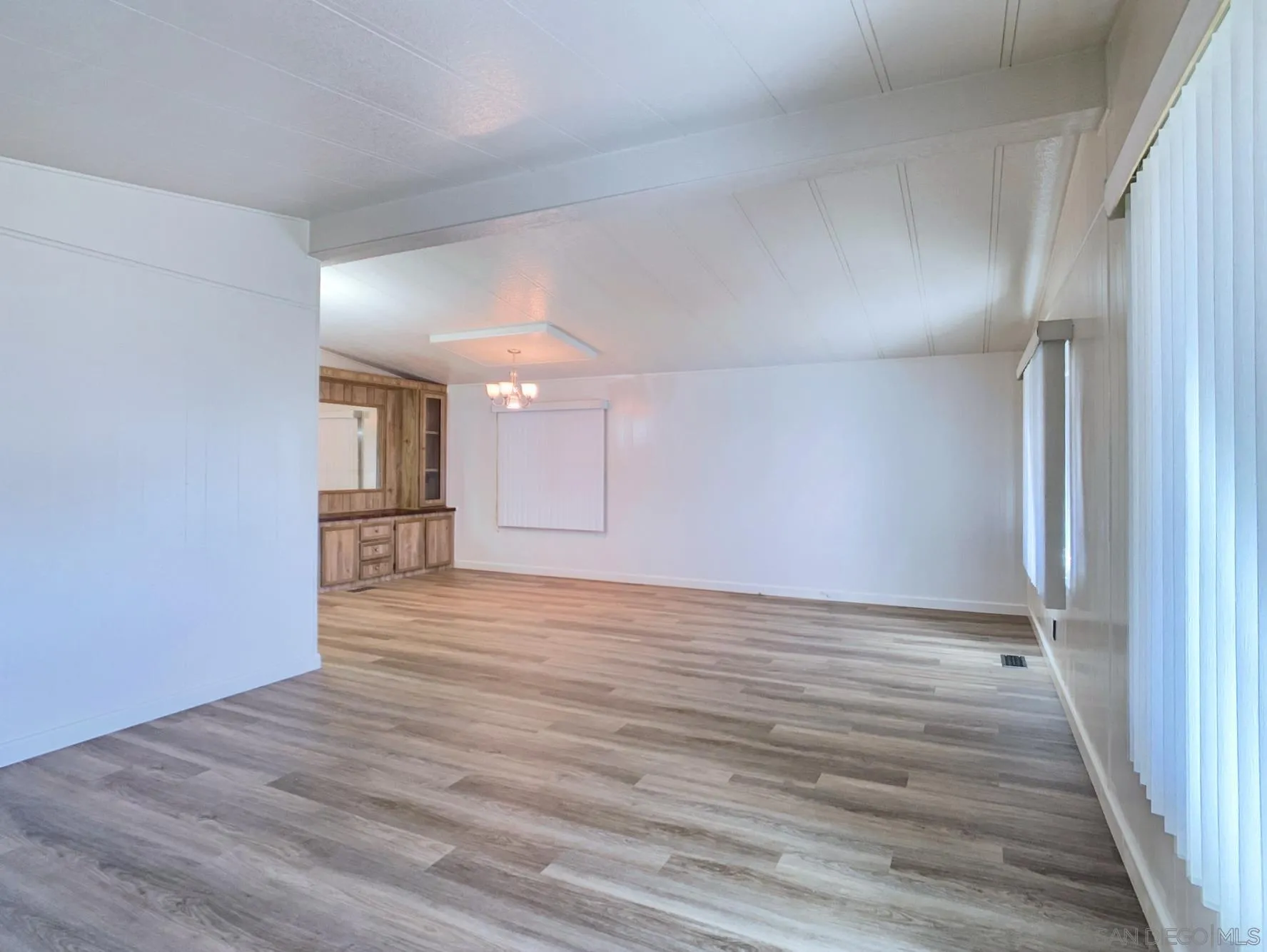 https://cdn.realtyfeed.com/cdn/127/250041309/cca5ae00192411813514981cad140cdf.webp