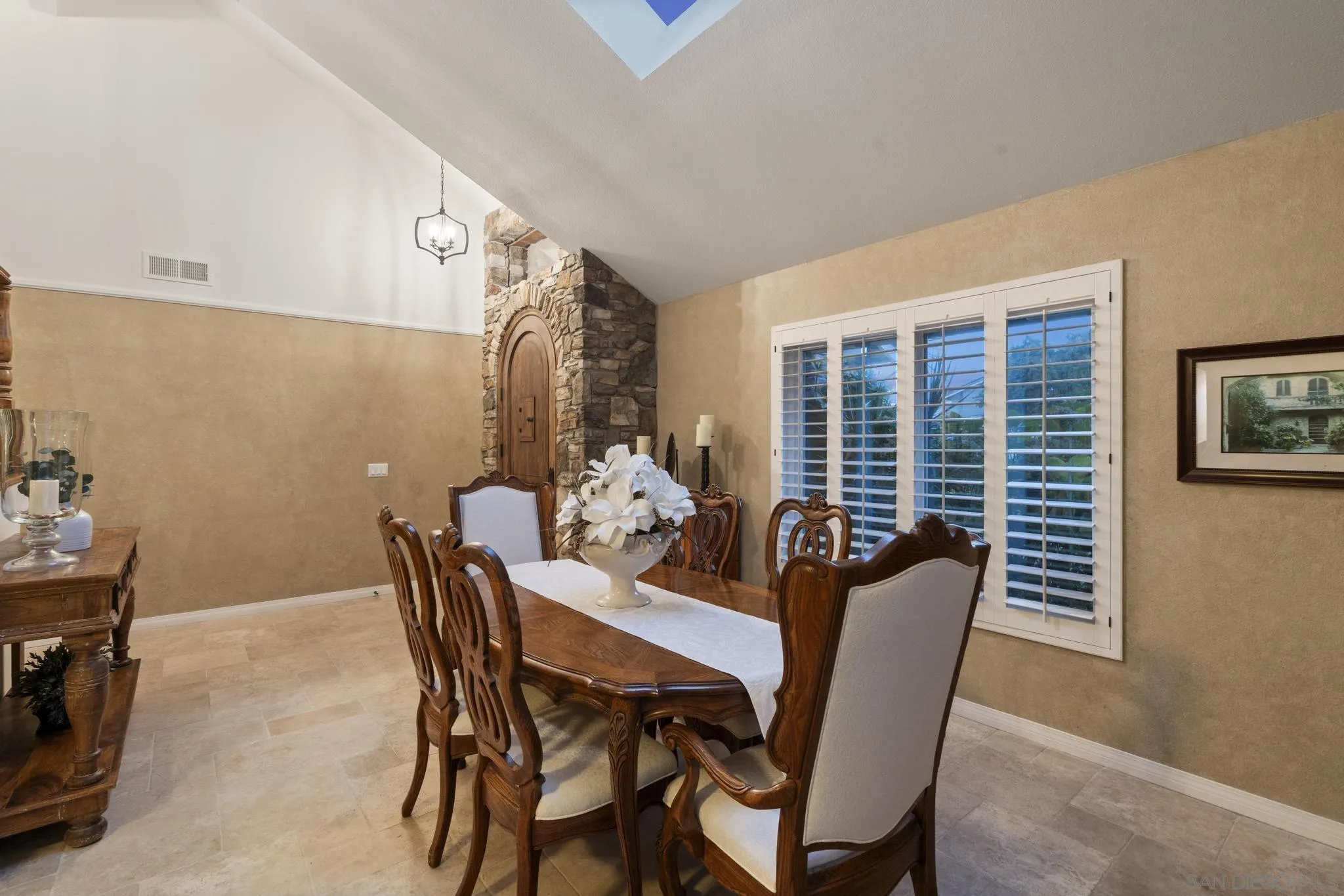 https://cdn.realtyfeed.com/cdn/127/250041319/398334e018b287bbe47abfeca1a5c6c8.webp