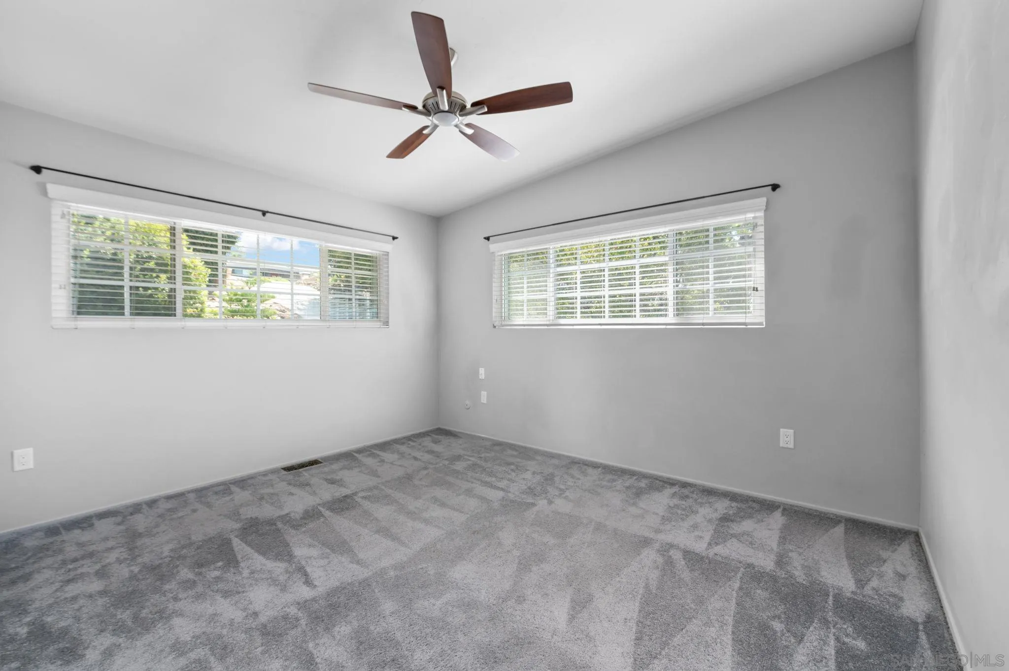 https://cdn.realtyfeed.com/cdn/127/250041337/32ea47f1065f80aee84416f0f6409c27.webp
