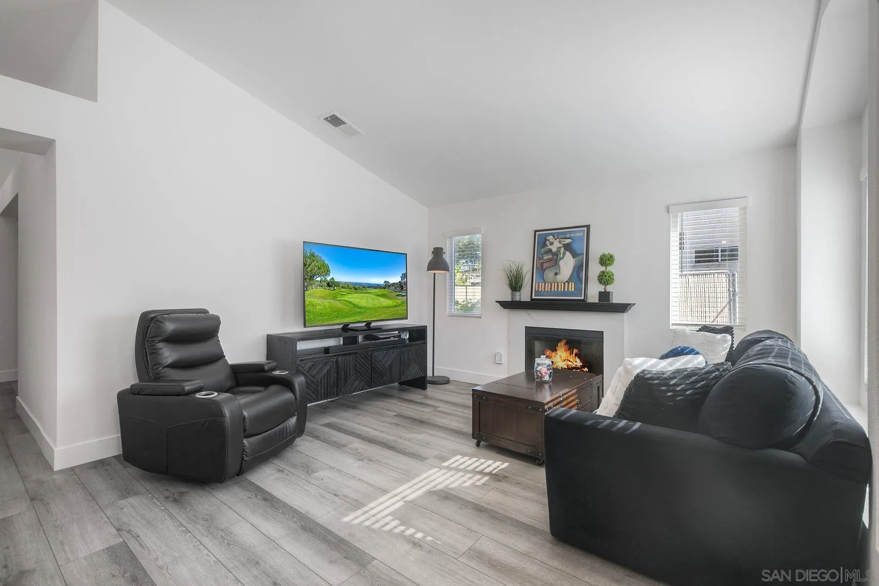 https://cdn.realtyfeed.com/cdn/127/250041345/17e0f3ae3b59a58503a08ba26a5ca35c.webp