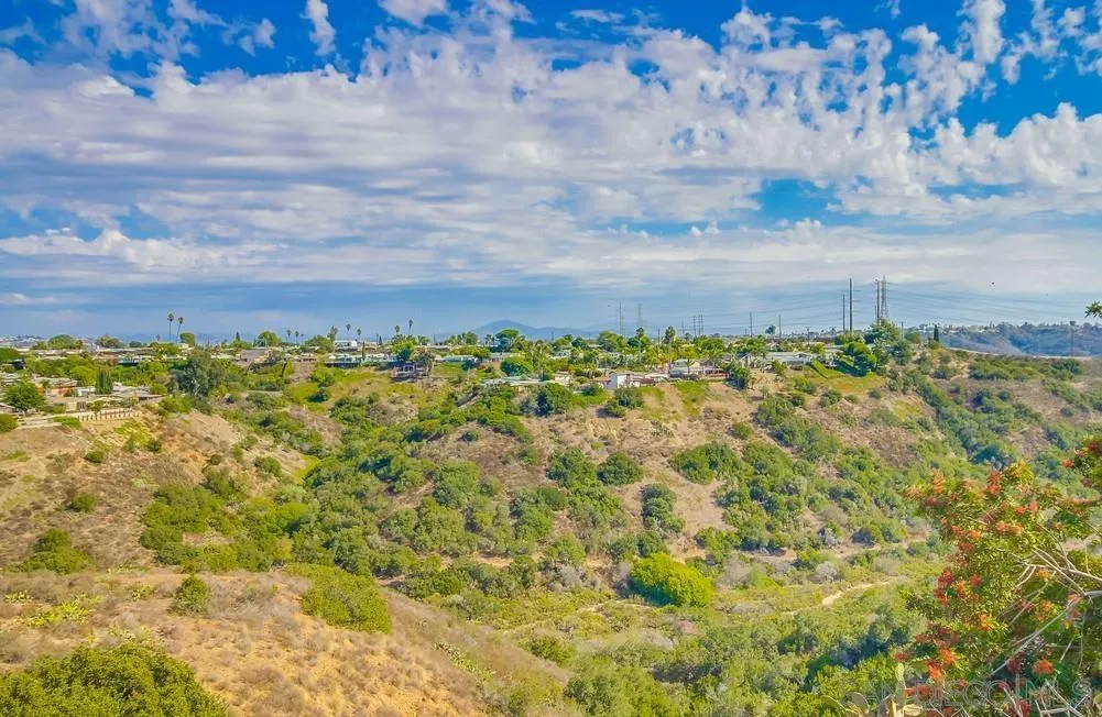 https://cdn.realtyfeed.com/cdn/127/250041355/95c985f3fd8744f7aeff6b66361cead5.webp
