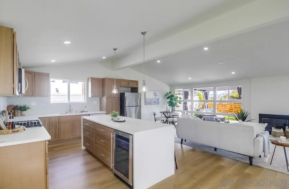 https://cdn.realtyfeed.com/cdn/127/250041355/ce6e67b73d67925976822a18f997fe62.webp