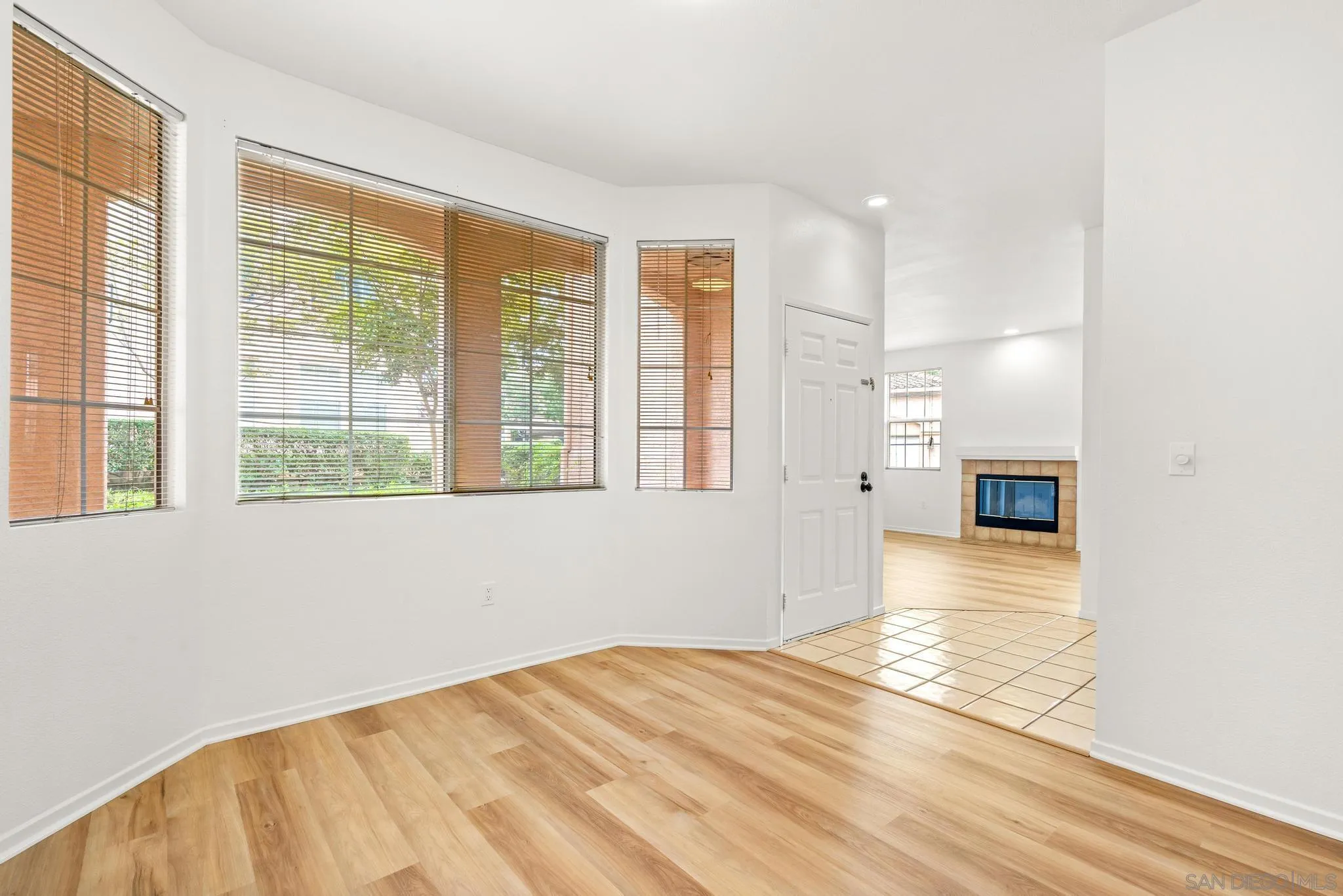 https://cdn.realtyfeed.com/cdn/127/250041363/6fc3db6f9ebf454406f3f937e2b577e6.webp