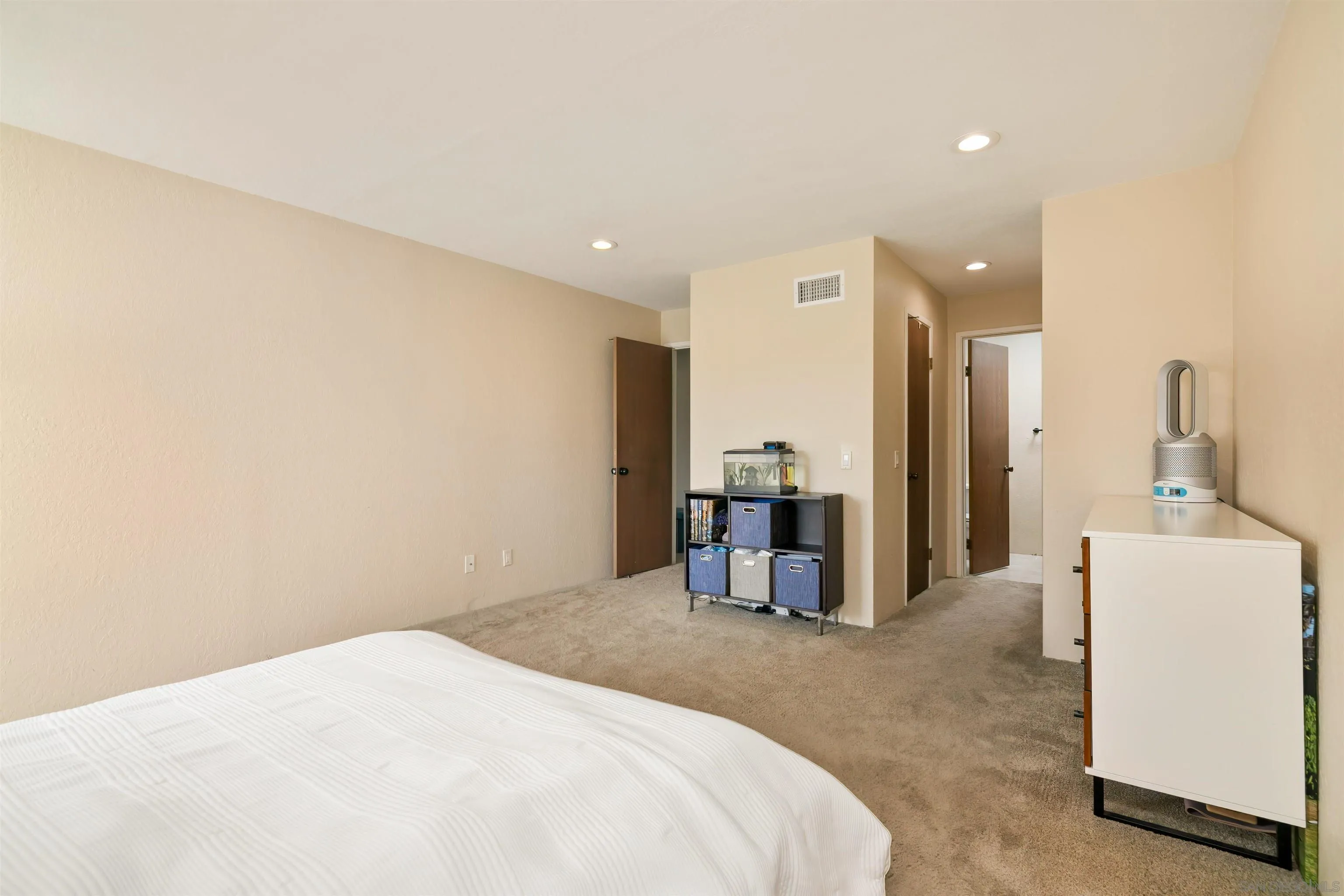 https://cdn.realtyfeed.com/cdn/127/250041367/080037facbec7091c55d02c2c10acb01.webp