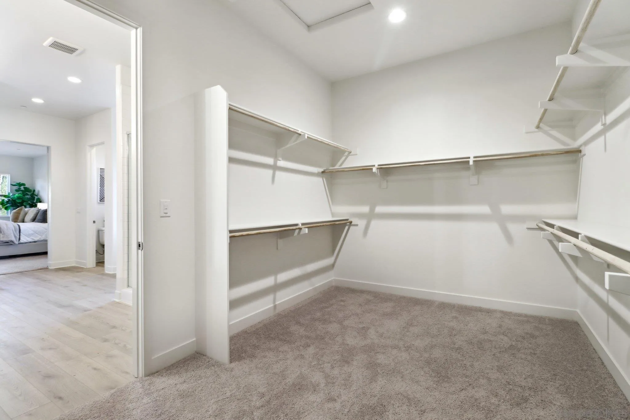 https://cdn.realtyfeed.com/cdn/127/250041377/53d8aeb8d9f0de43cad1a82e49c5a0c4.webp