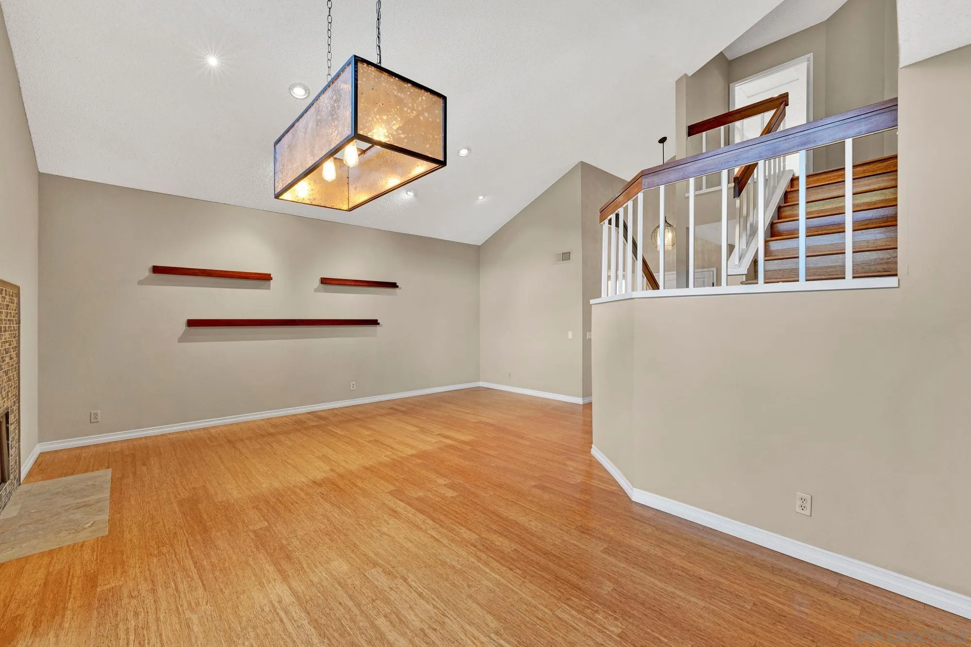 https://cdn.realtyfeed.com/cdn/127/250041383/9af83f206b8f8c4283837b35bd012e81.webp