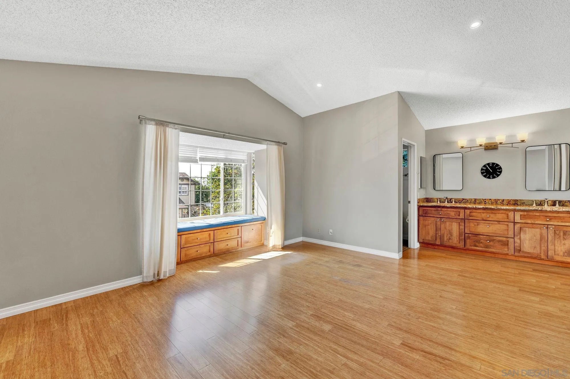 https://cdn.realtyfeed.com/cdn/127/250041383/b8926d6a29bbc99eb38bd3922bd6f73e.webp