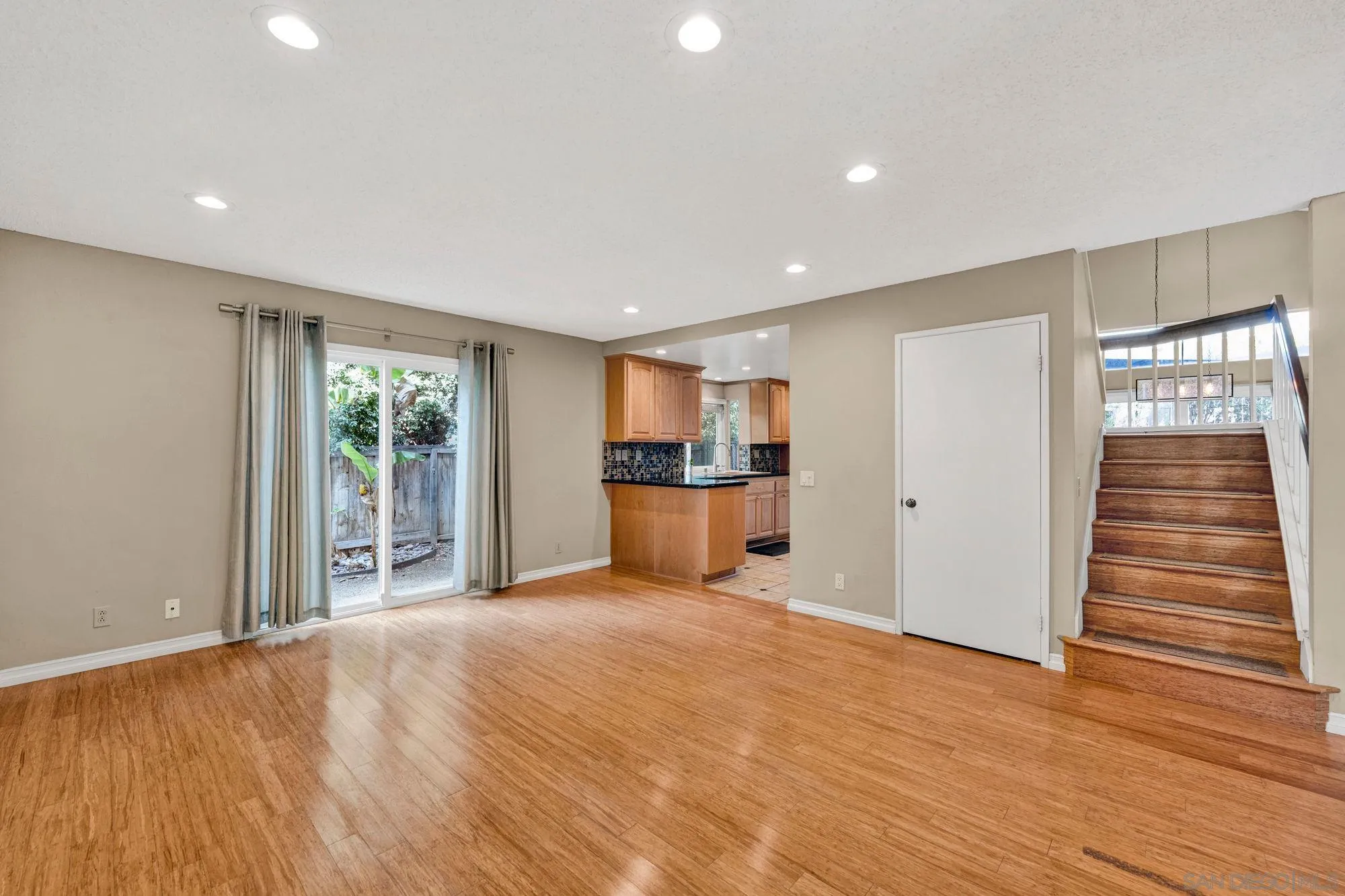 https://cdn.realtyfeed.com/cdn/127/250041383/c648719770366f0c565211a512367e9e.webp