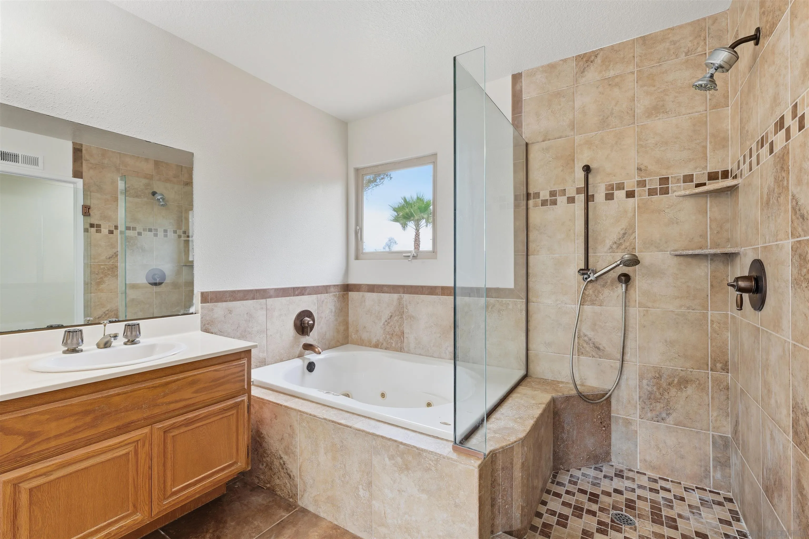https://cdn.realtyfeed.com/cdn/127/250041388/36e79b299b58a6ef2ee748913cb043b1.webp