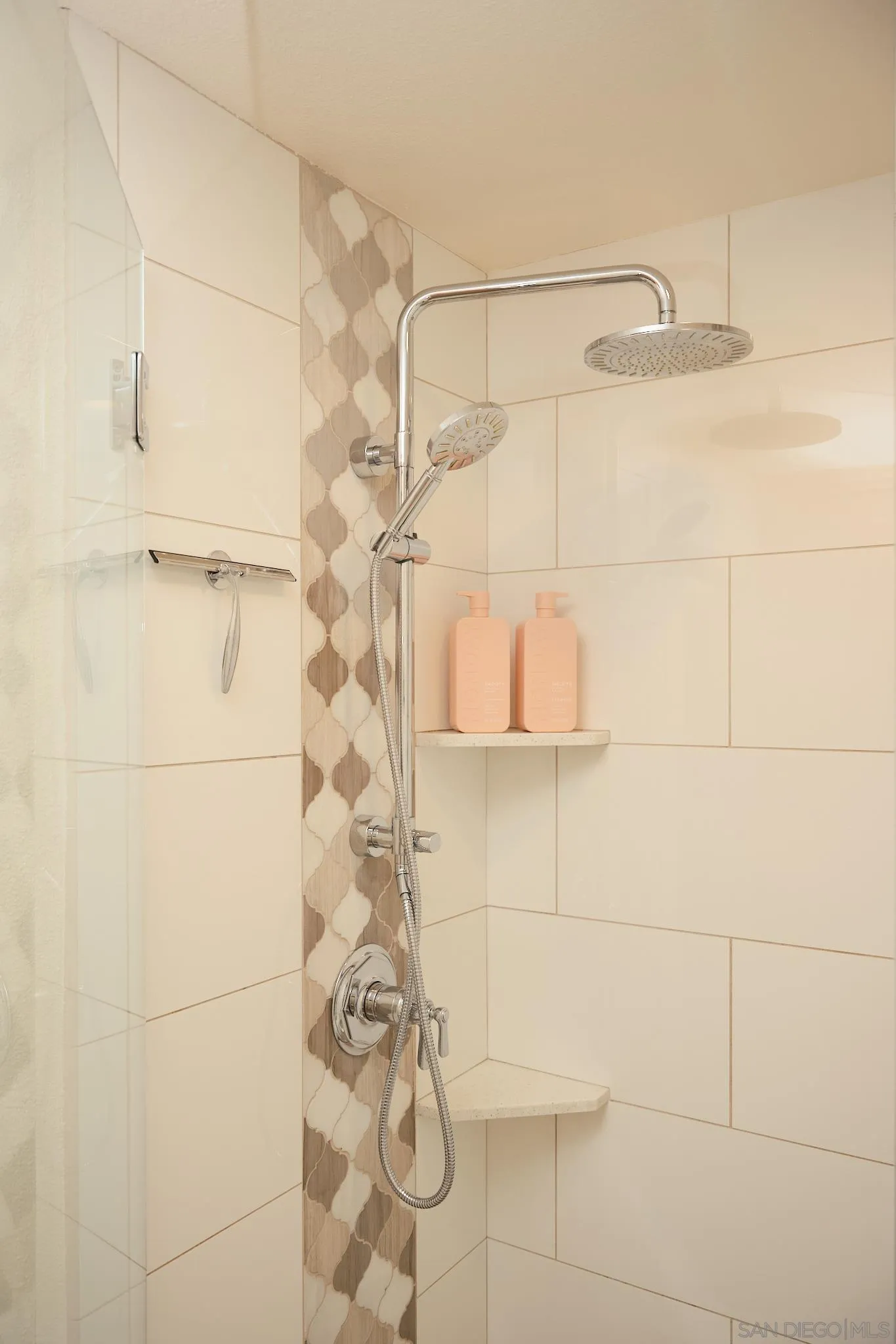 https://cdn.realtyfeed.com/cdn/127/250041393/733625614f207a76f26bbab3eee4aa34.webp