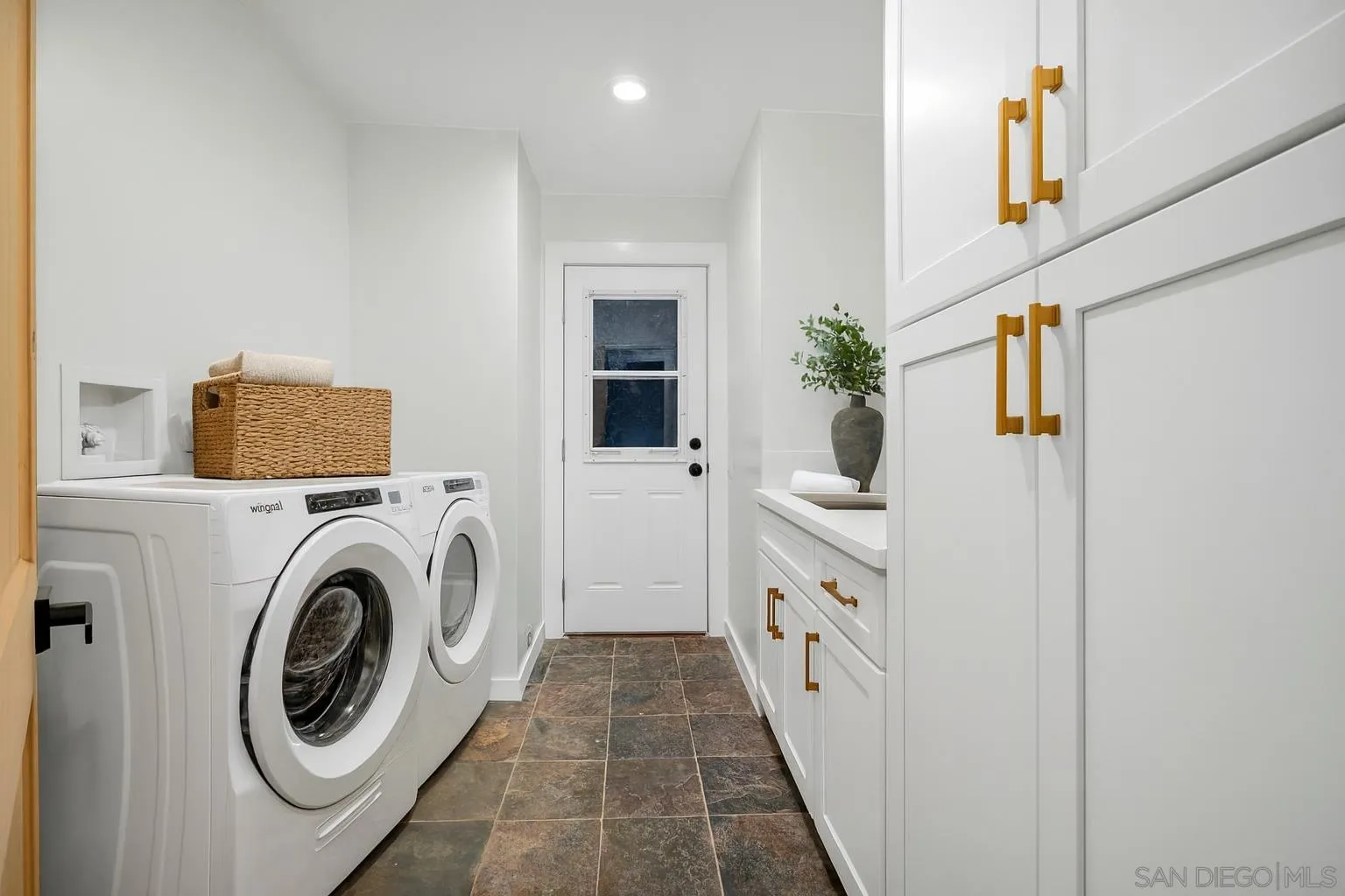 https://cdn.realtyfeed.com/cdn/127/250041396/cb47764dd6c6bdebf640784e4525f902.webp