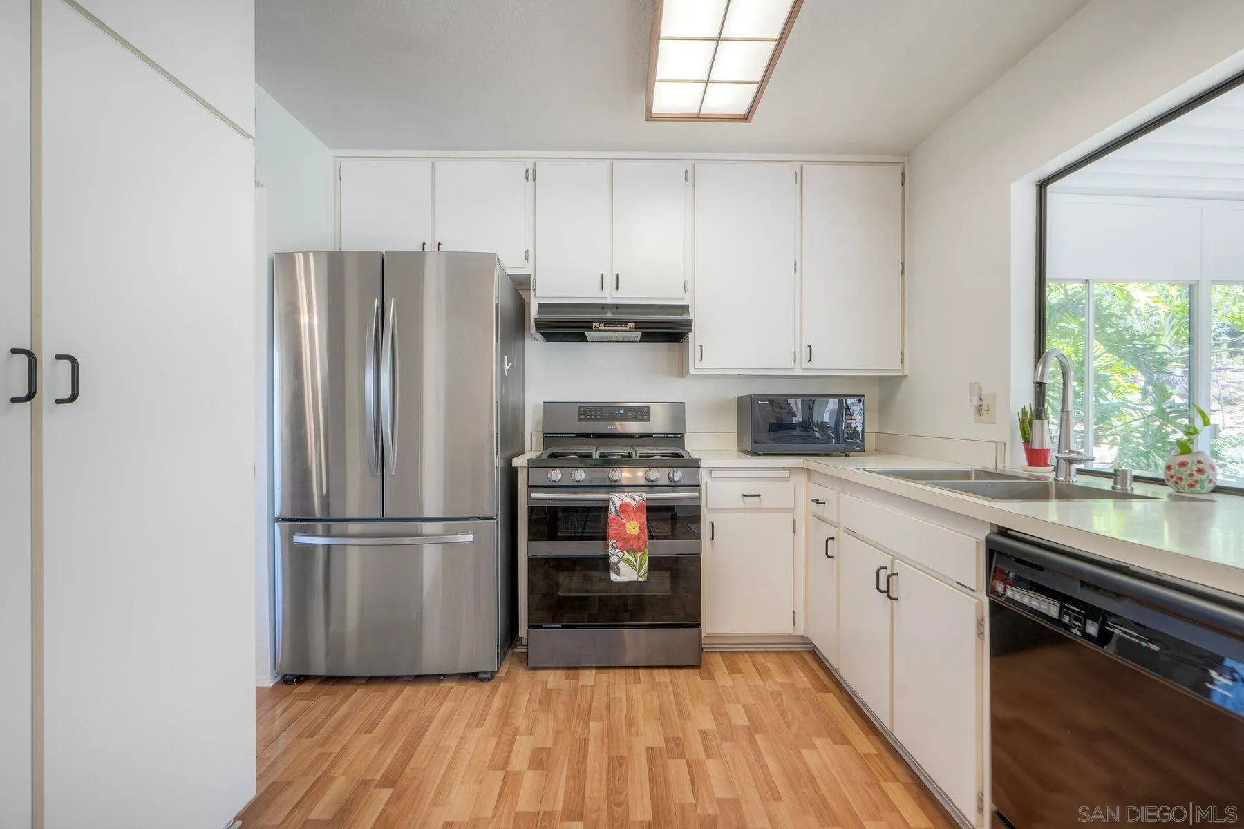 https://cdn.realtyfeed.com/cdn/127/250041407/0443a46c4a85bd844fc38bde8b8656b8.webp