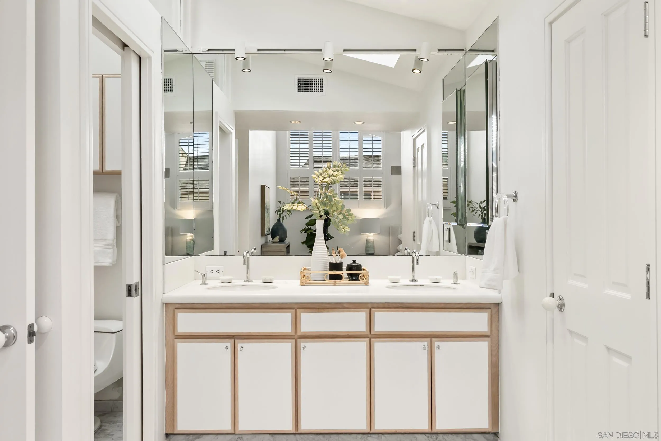 https://cdn.realtyfeed.com/cdn/127/250041408/0a32cfb4018b4b10d60aef49d4cd7531.webp