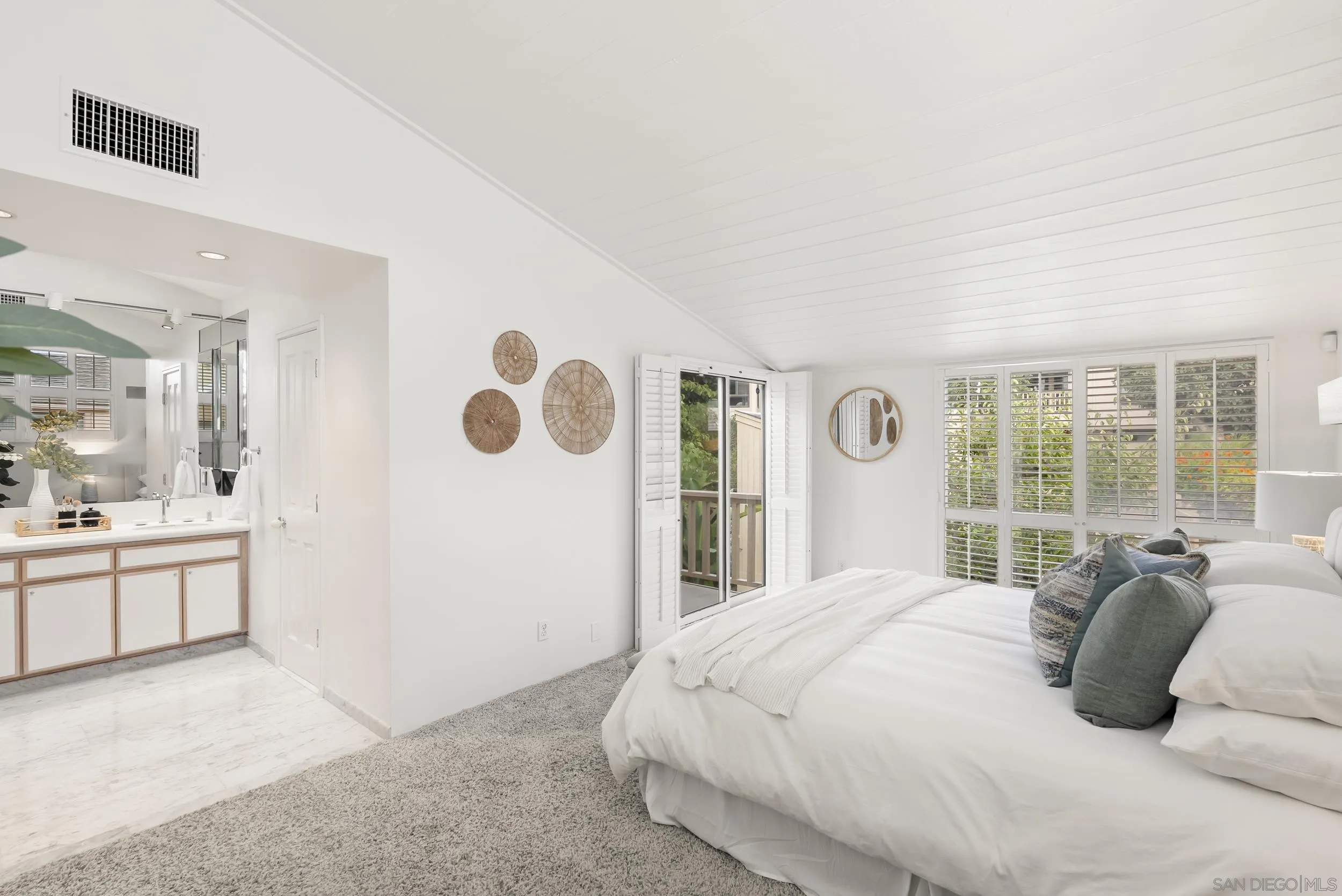 https://cdn.realtyfeed.com/cdn/127/250041408/e6f7e4cee8ffa12f89209e726bfa63b3.webp