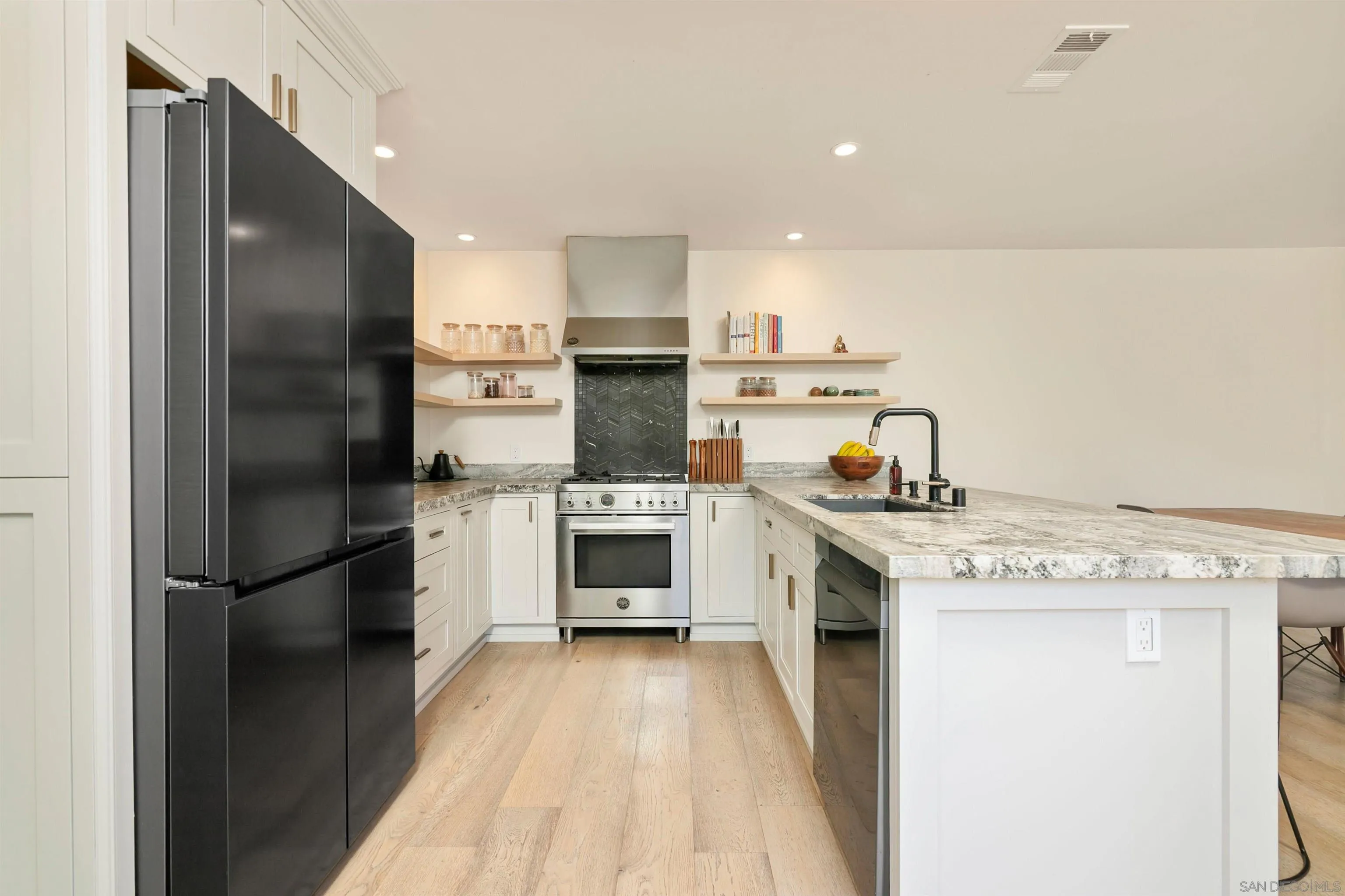 https://cdn.realtyfeed.com/cdn/127/250041415/735d26bdcc1da256d864c05e11cc1a0e.webp