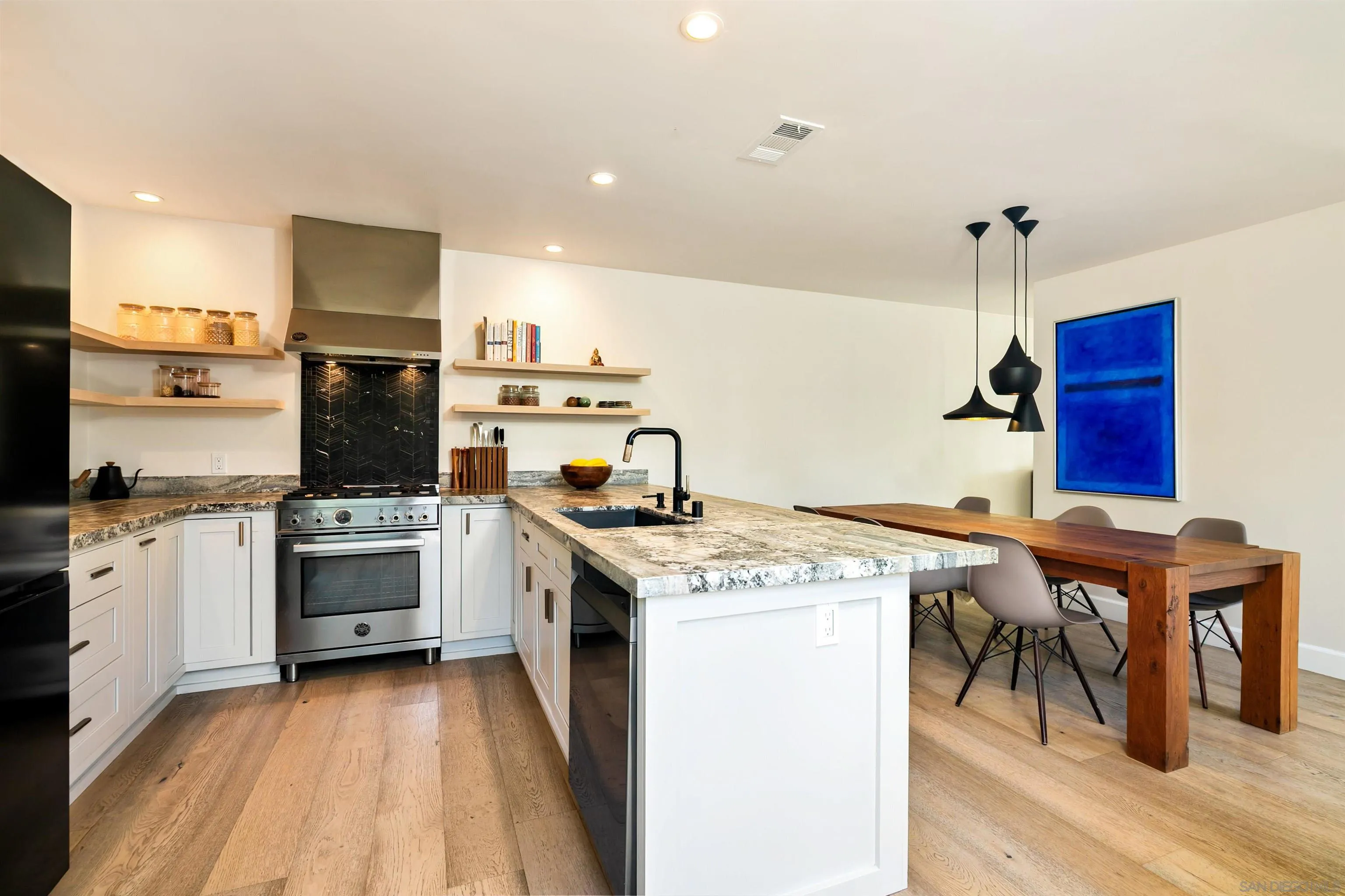 https://cdn.realtyfeed.com/cdn/127/250041415/8f53d12c38d8de841c2c46fa03c8d845.webp