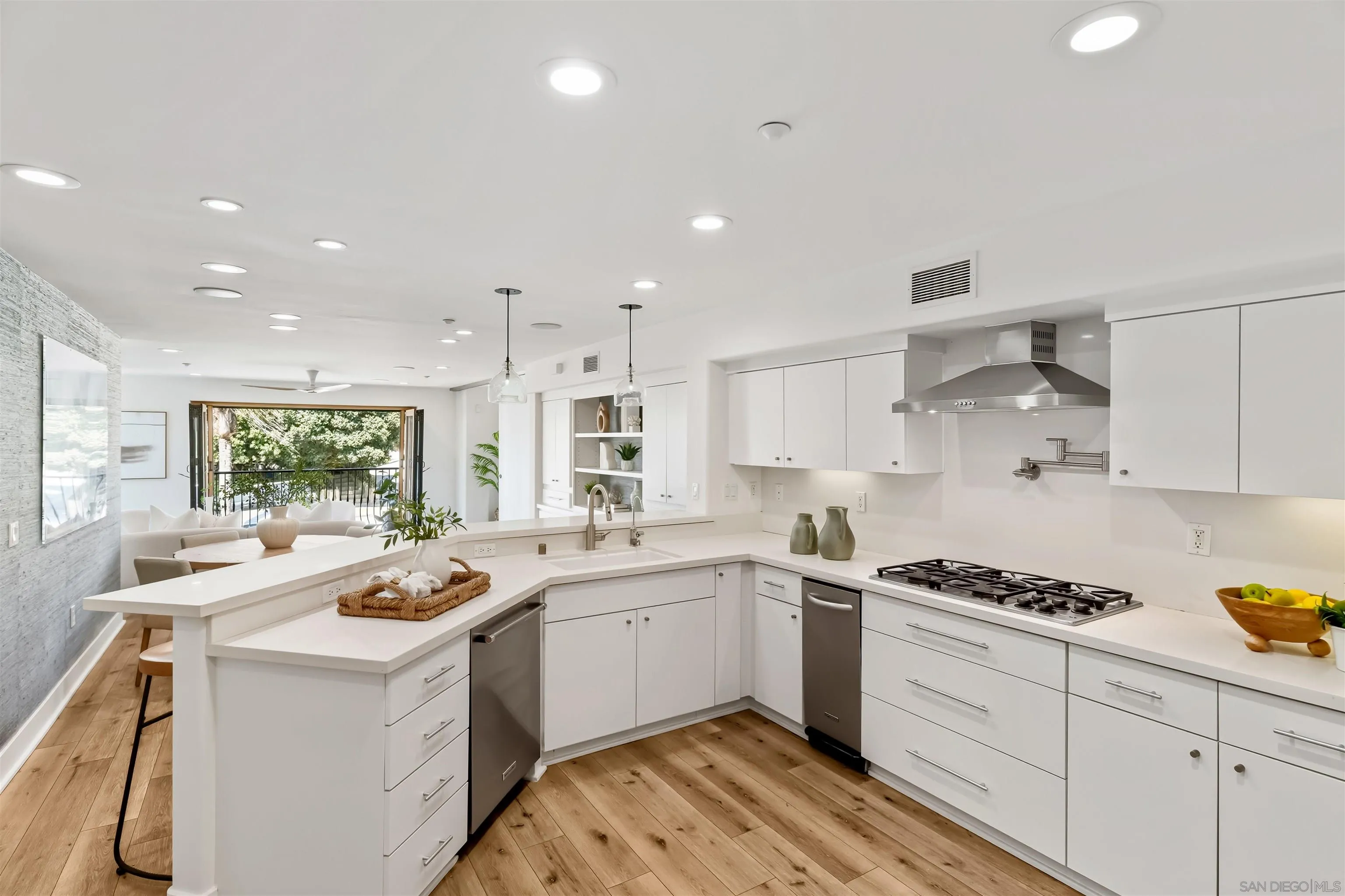 https://cdn.realtyfeed.com/cdn/127/250041420/f9beabf83c1c363a4fef92680df4a343.webp