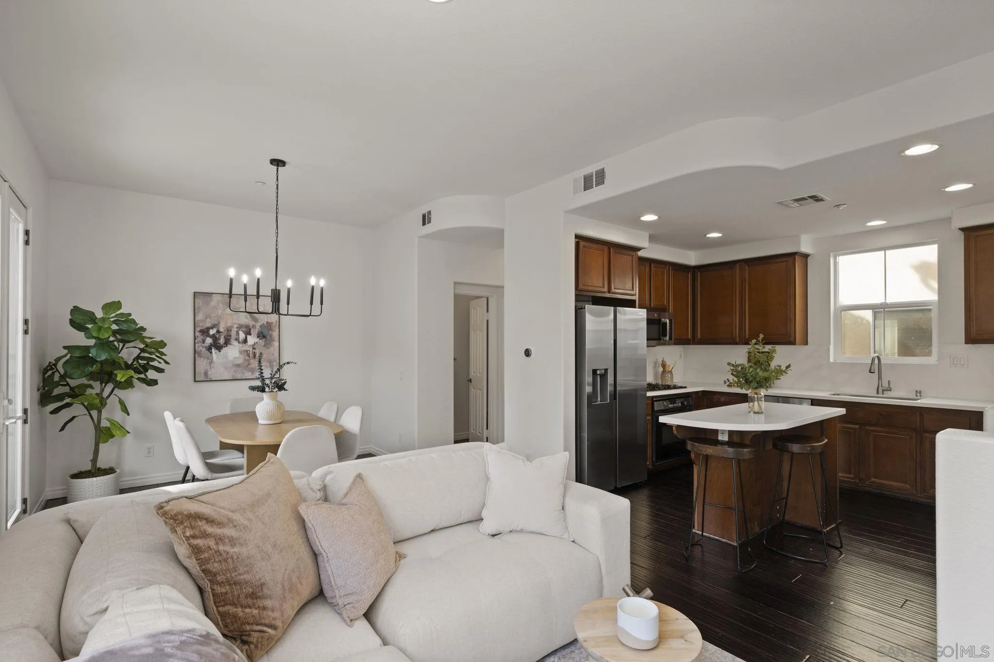 https://cdn.realtyfeed.com/cdn/127/250041457/05cfdd40ef2c7e64c91cfc40334c3f02.webp