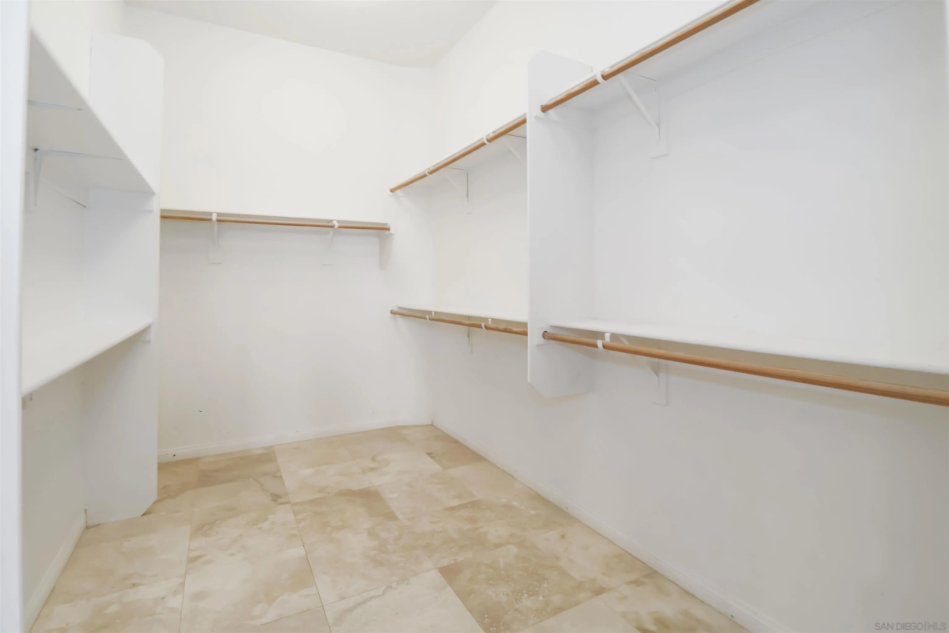 https://cdn.realtyfeed.com/cdn/127/250041490/3837a08cc8d5a437984d4a1bf92a056c.webp