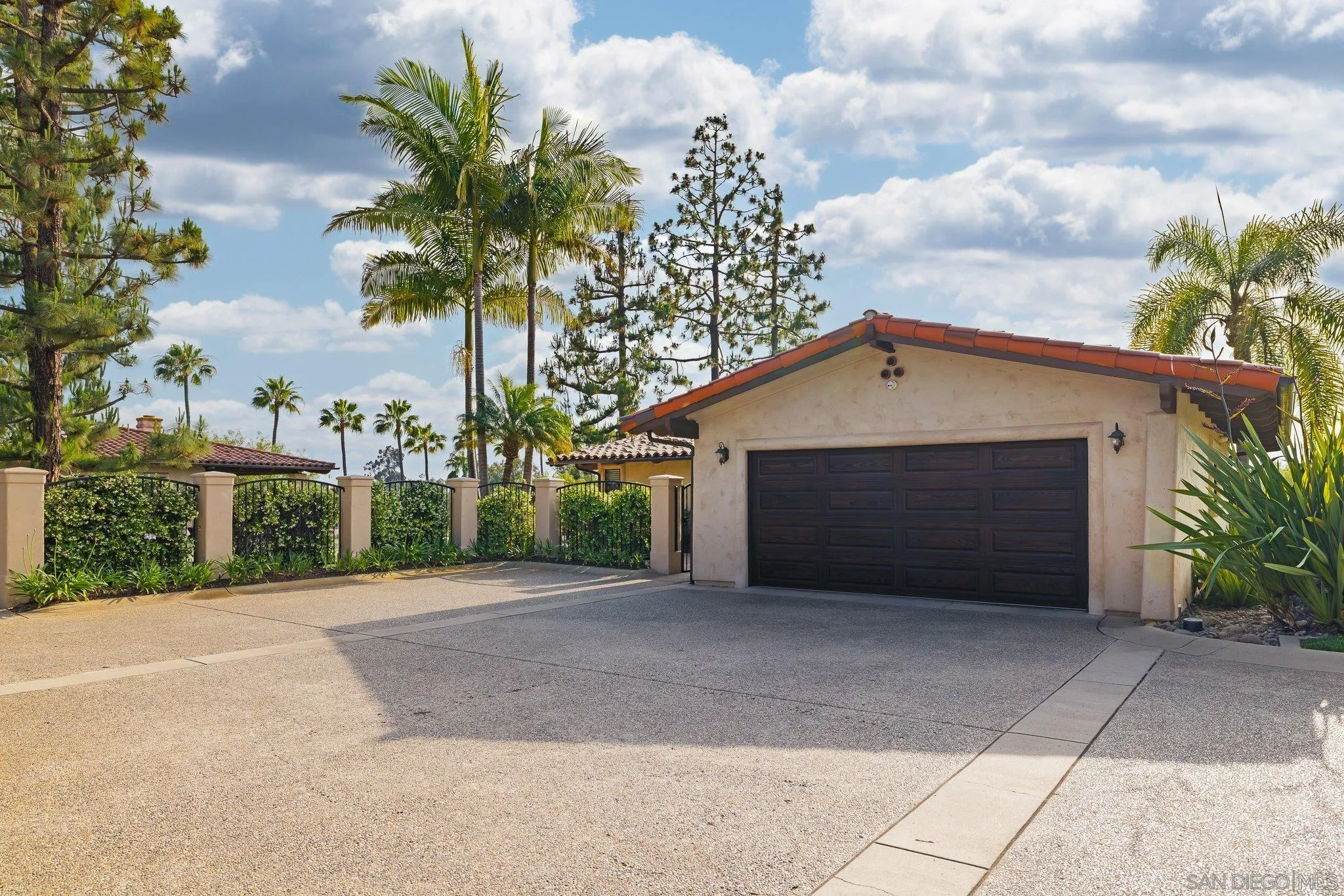 https://cdn.realtyfeed.com/cdn/127/250041510/9eb666262b128517cfe7d9b470044488.webp