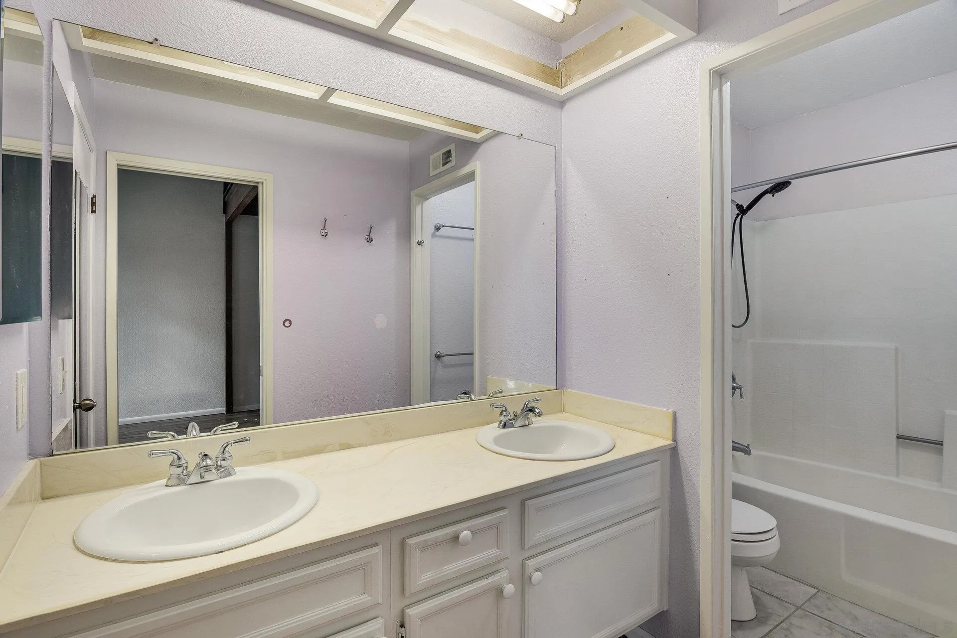 https://cdn.realtyfeed.com/cdn/127/250041511/7a1bf81bf32b2a5033ca78217f35d41f.webp
