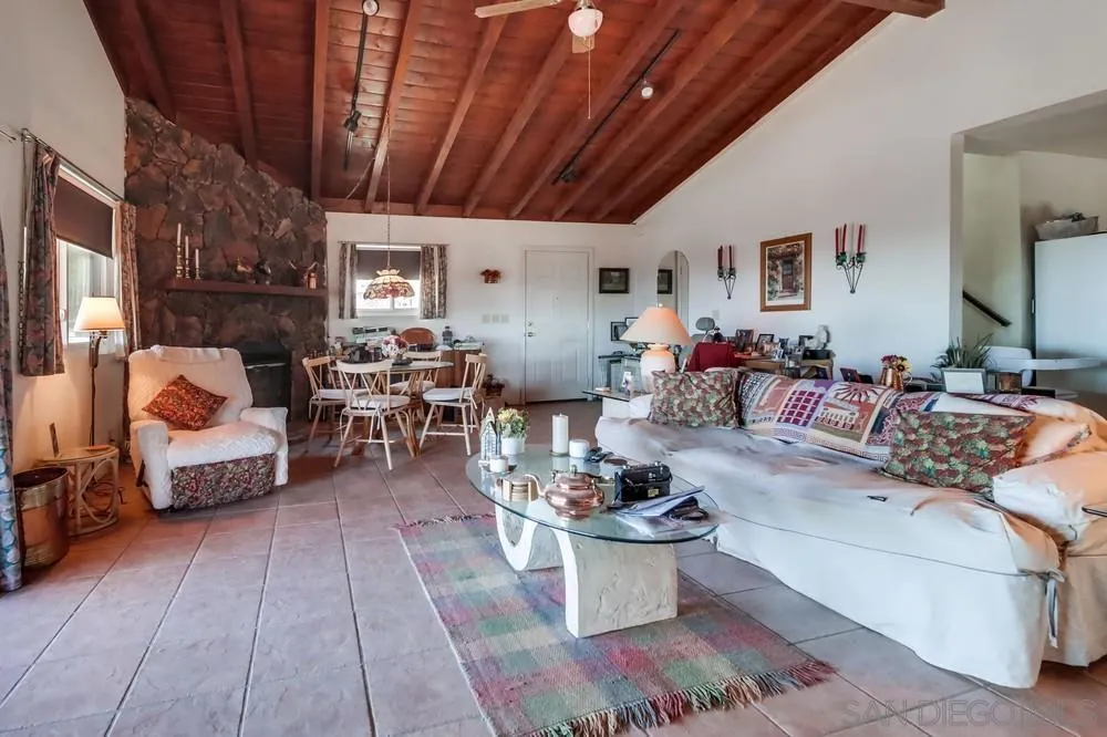 https://cdn.realtyfeed.com/cdn/127/250041557/461680b14e7f991268c38316a01b931b.webp