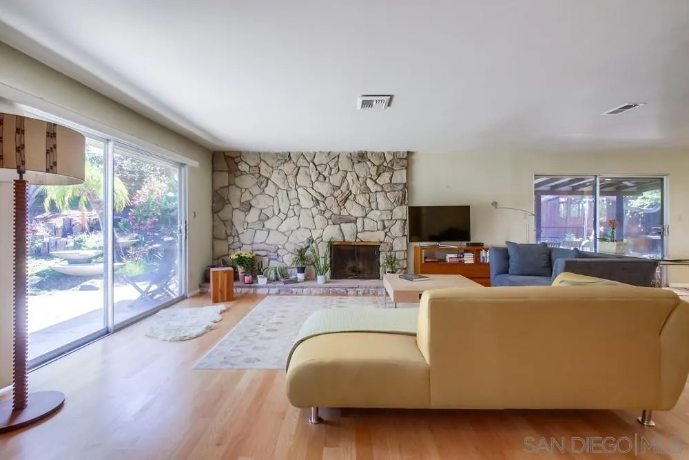 https://cdn.realtyfeed.com/cdn/127/250041576/f8b51afedce9c499d1a503b66c952a61.webp