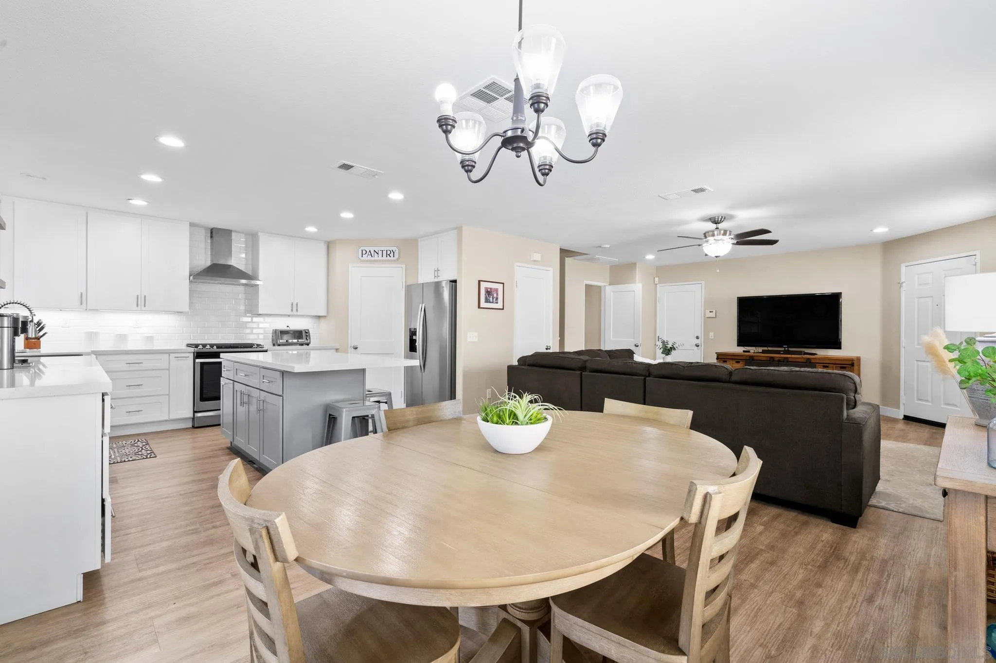 https://cdn.realtyfeed.com/cdn/127/250041599/a409e7cc4b67ef08240a7f322ae0f9c8.webp