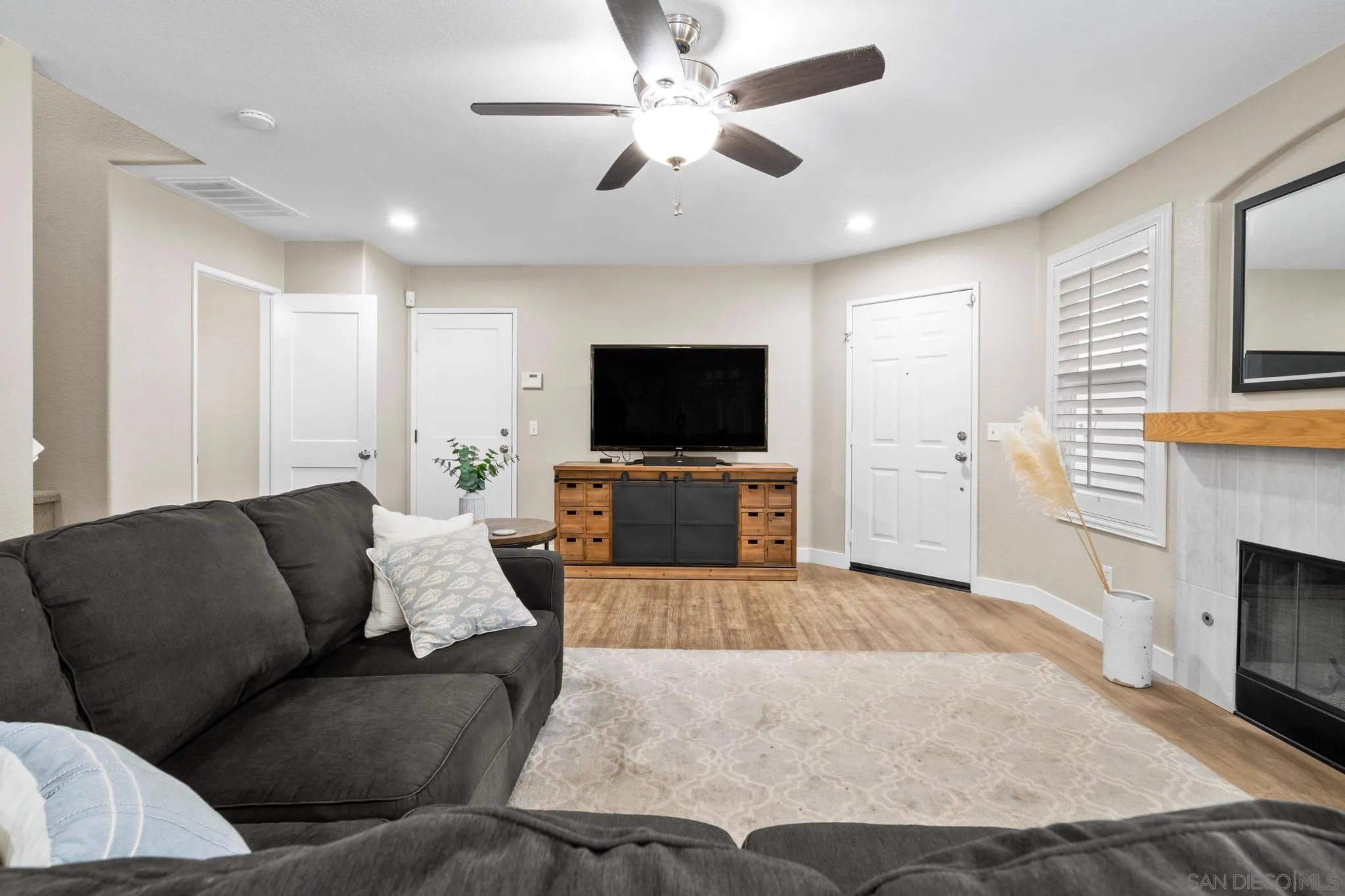 https://cdn.realtyfeed.com/cdn/127/250041599/ef82b8f32c898e5ba46bd7f204bf246f.webp