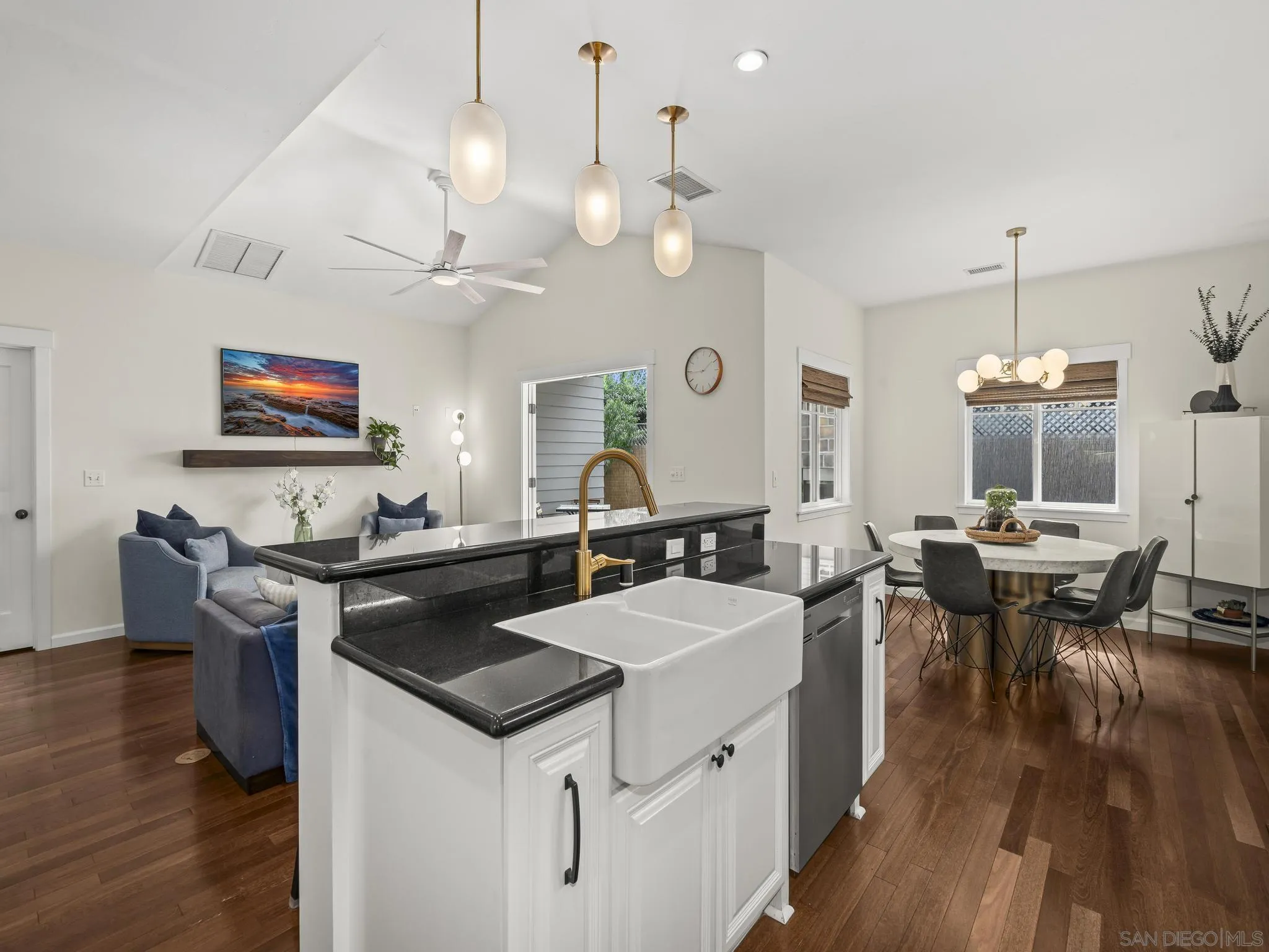 https://cdn.realtyfeed.com/cdn/127/250041628/9fa58d70f01dad94d15dff80213fe44e.webp